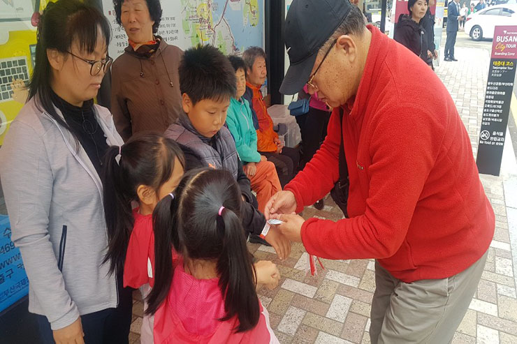 부산시티투어버스 매표하는 모습.jpg