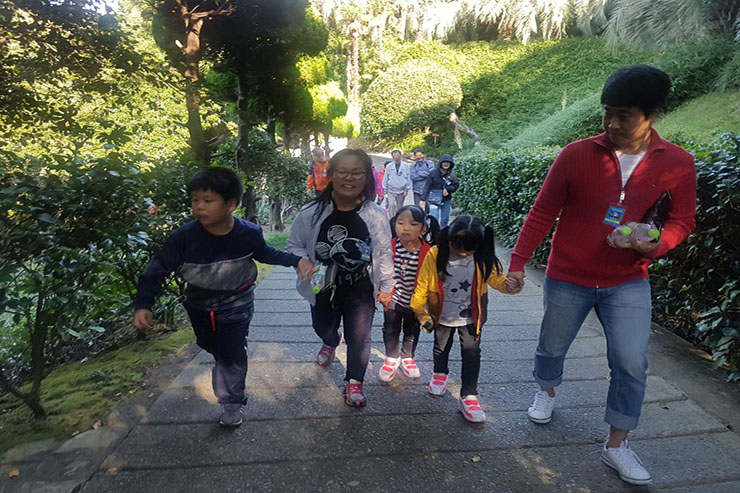 외도보티니아 산책하는 모습.jpg