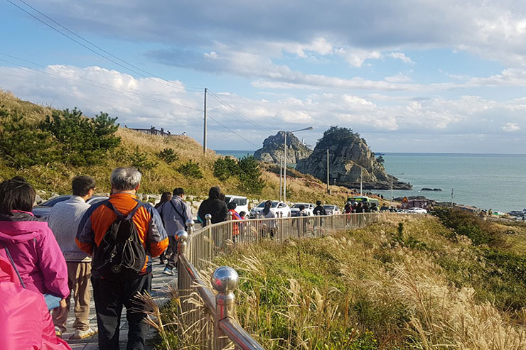 외도보티니아 해안길 걷는 모습.jpg