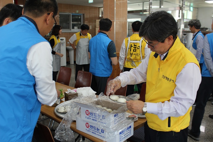 전남개발공사 직원들이 식당에서 음식준비를 돕고 있는 모습