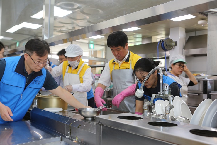 설거지 봉사활동을 하고 있는 전남개발공사 직원들의 모습