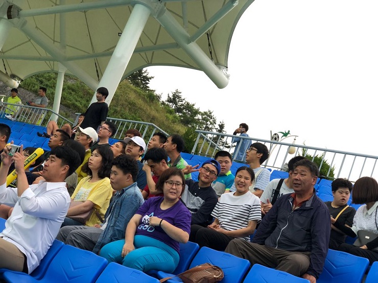 축구경기를 관람하고 있는 이용인들의 모습