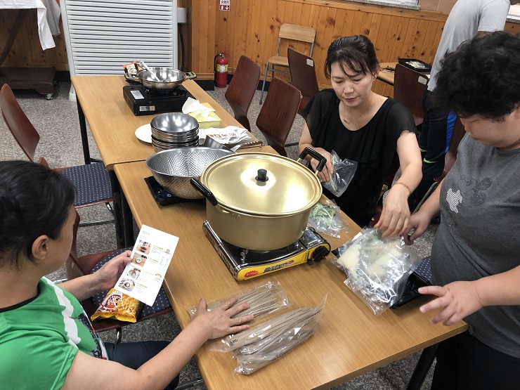 요리활동으로 메밀소바 재료를 손질하고 있는 참여자들의 모습