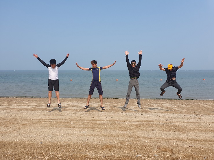 외달도 해변에서 점프를 하며 공중에 뜬 상태로 사진에 찍힌 참가자들의 모습