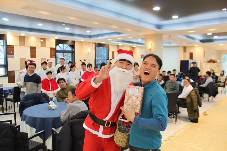 산타와 함께하는 경품추첨 선물을 받고 즐거워하는 이용인들의 모습