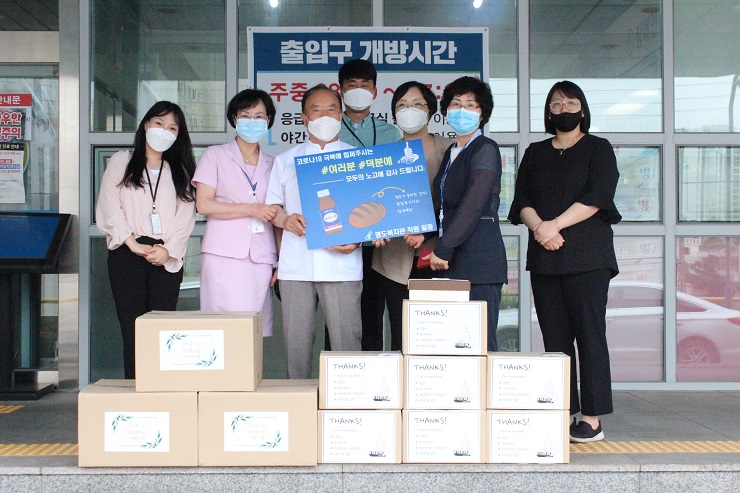목포시의료원 의료진들에게 박카스와 빵을 전달하고 있는 모습