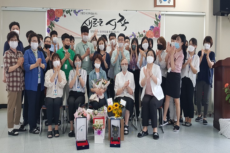 양정옥선생님을 응원하는 선생님들과의 기념사진