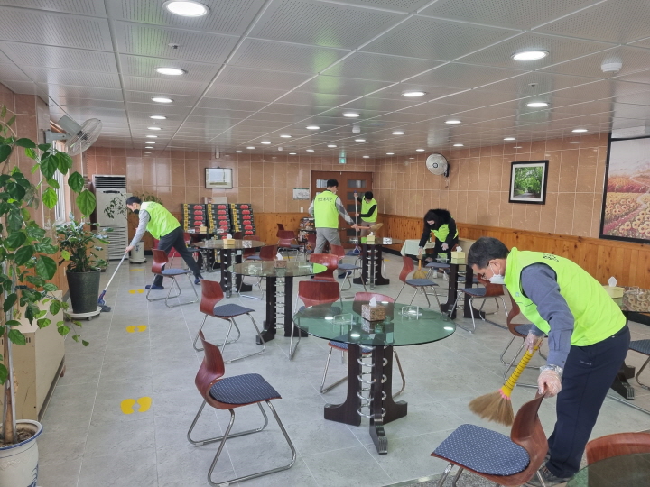 식당을 청소하는 봉사자들의 모습