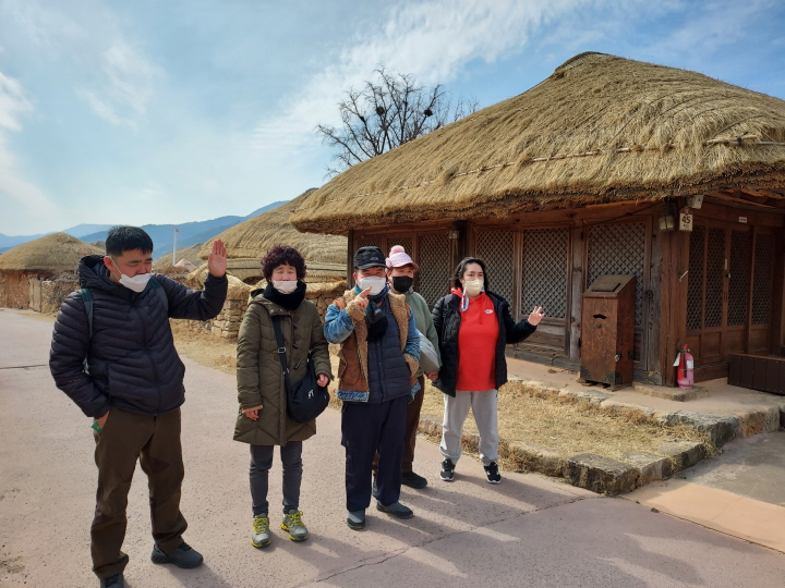순천 낙안읍성 안에서 동료들과 사진을 찍는 이용인들의 모습