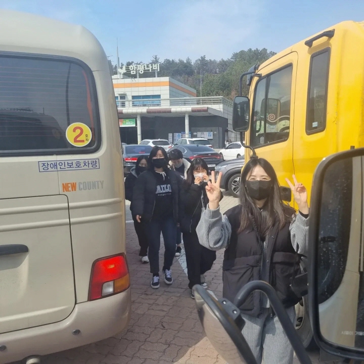 교욱이 진행되는 구레로 이동하던 중, 휴게소에 들렸다가 다시 차량으로 탑승하며 브이를 그리고 있는 직원들의 모습의 사진입니다