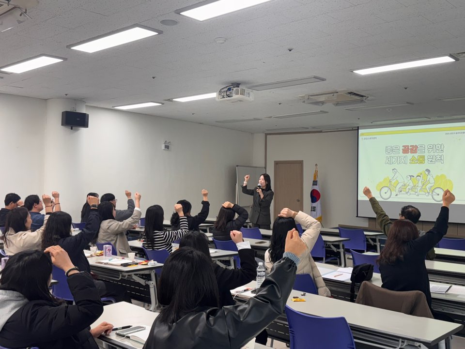 강사님의 강의를 집중해서 듣는 참여자들의 모습입니다. 