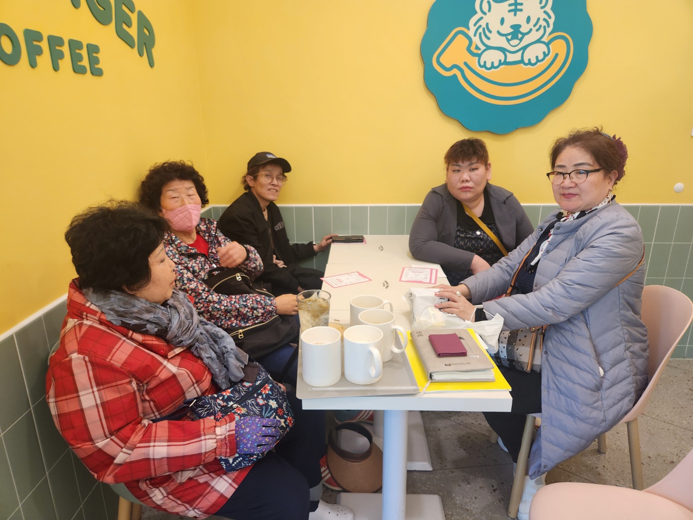 카페에서 차를 마시며 이야기를 나누고 있는 참여자 5명의 사진입니다. 