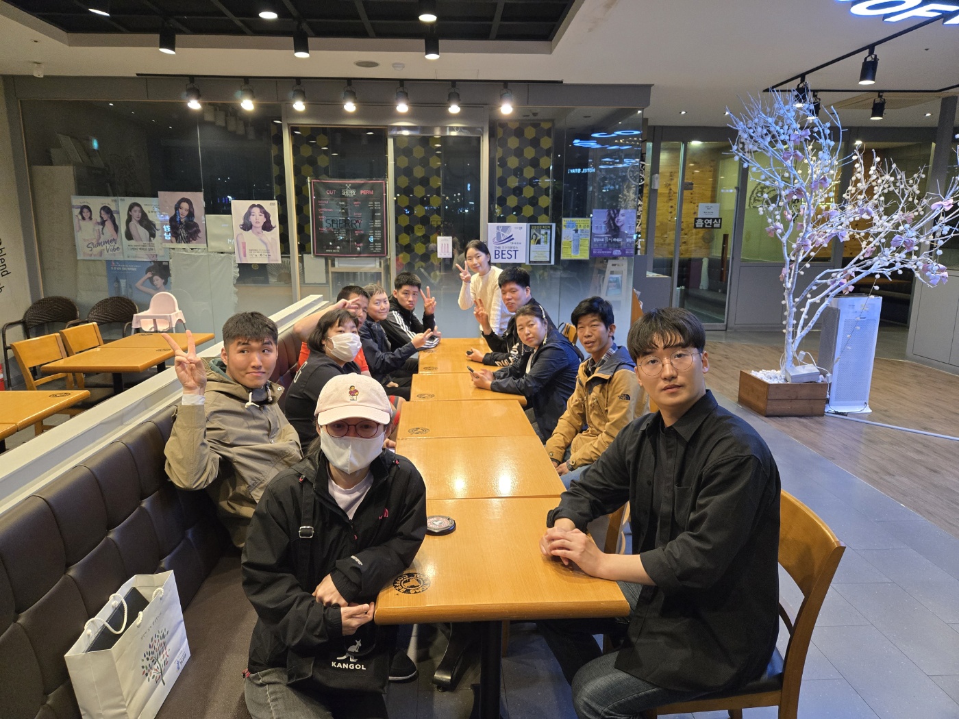 카페에 와서 음료를 주문하기 전 다함께 찍은 사진입니다. 