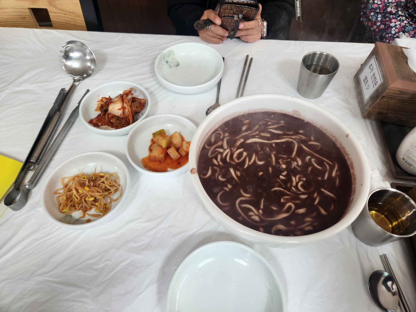 오늘 먹은 메뉴! 팥죽과 반찬이 찍힌 사진입니다. 