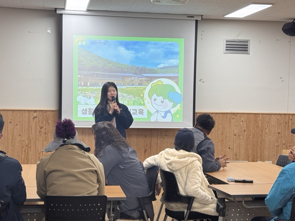 전체적인 프로그램을 설명하고 있는 숲체원 관계자의 사진입니다. 
