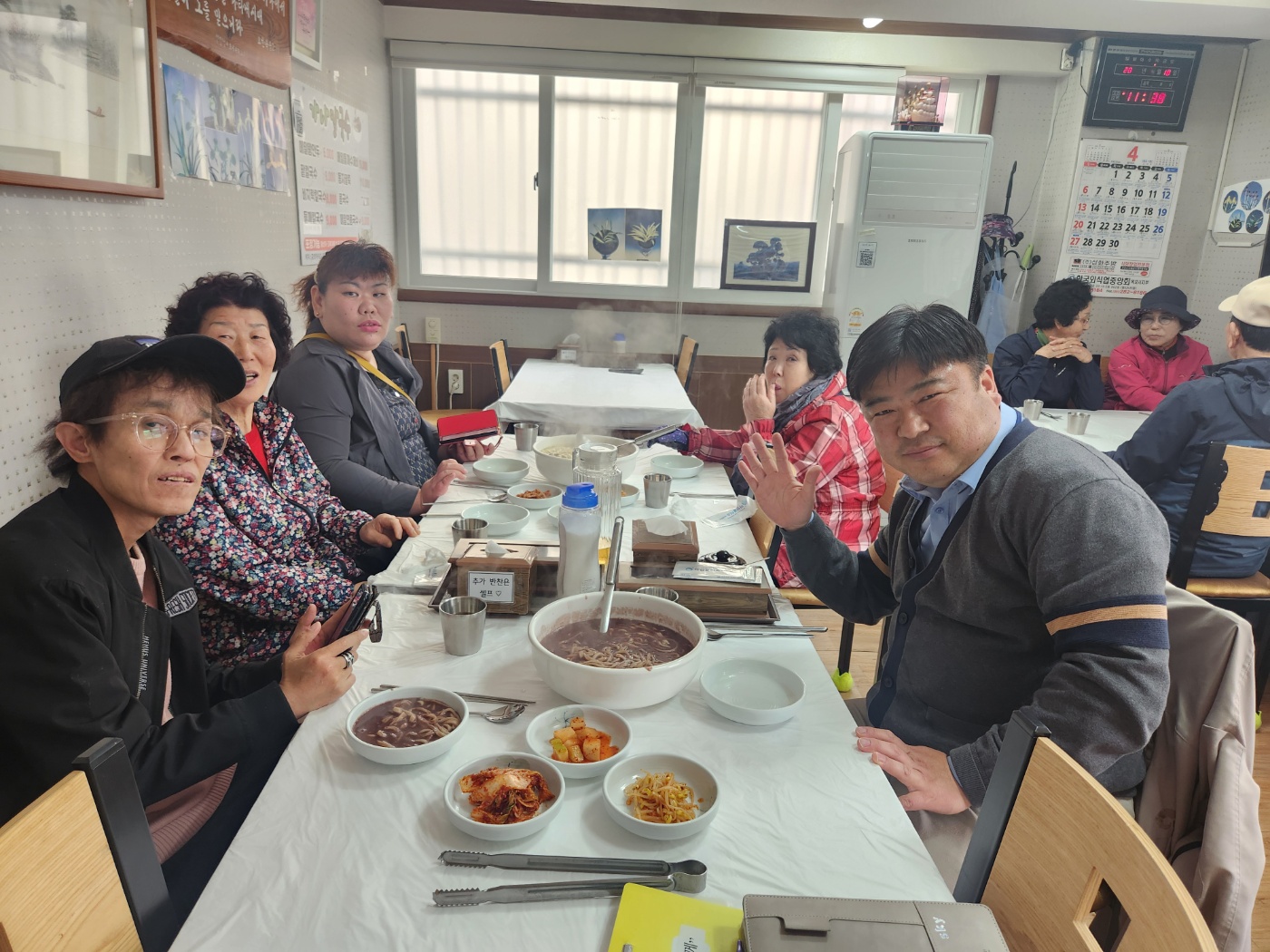 매뉴가 나오고, 담당 사회복지사와 참여자 4명이 함께 찍은 사진입니다. 