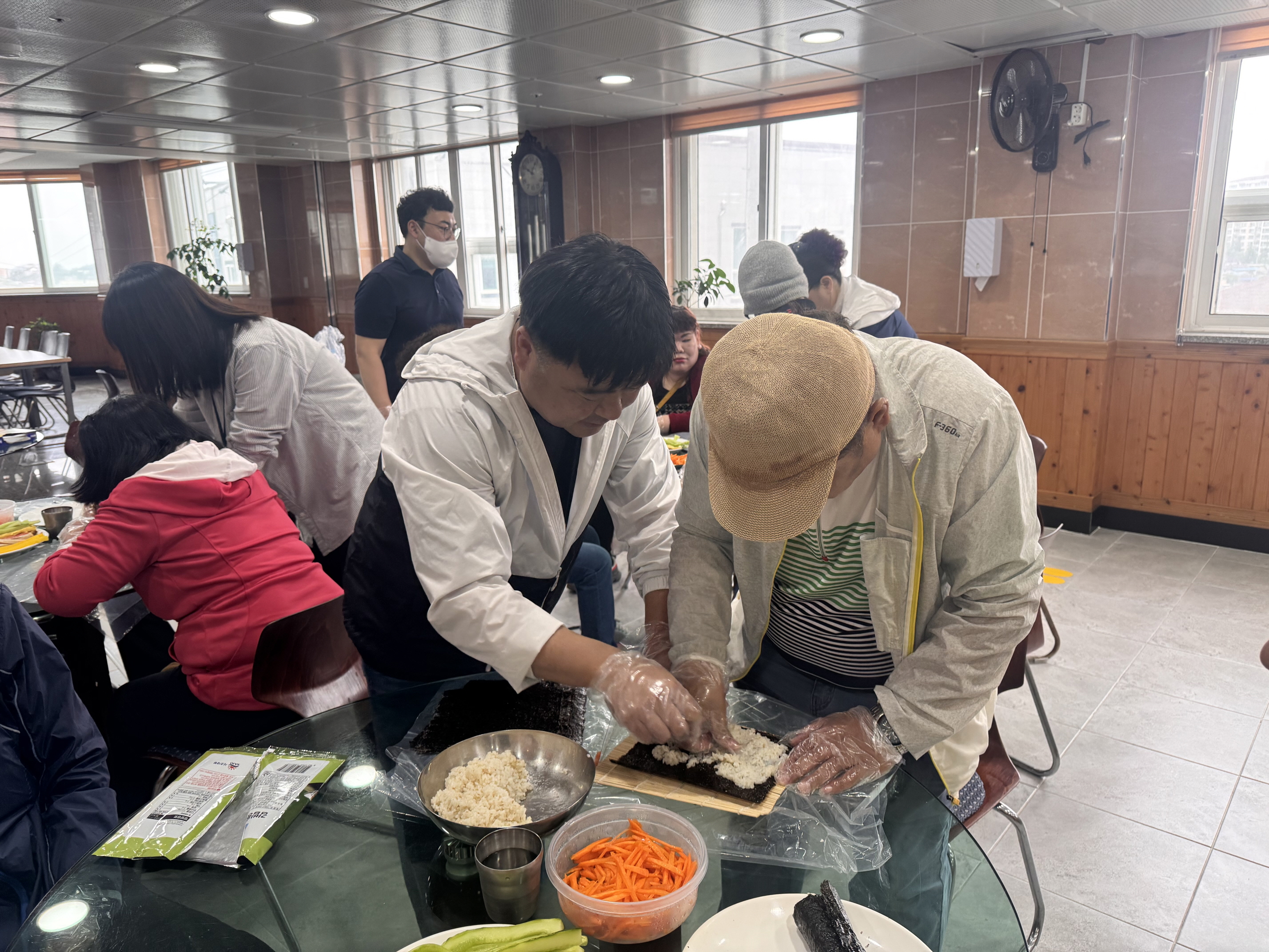 담당 사회복지사와 재가장애인이 함께 김밥을 싸고 있는 모습입니다.