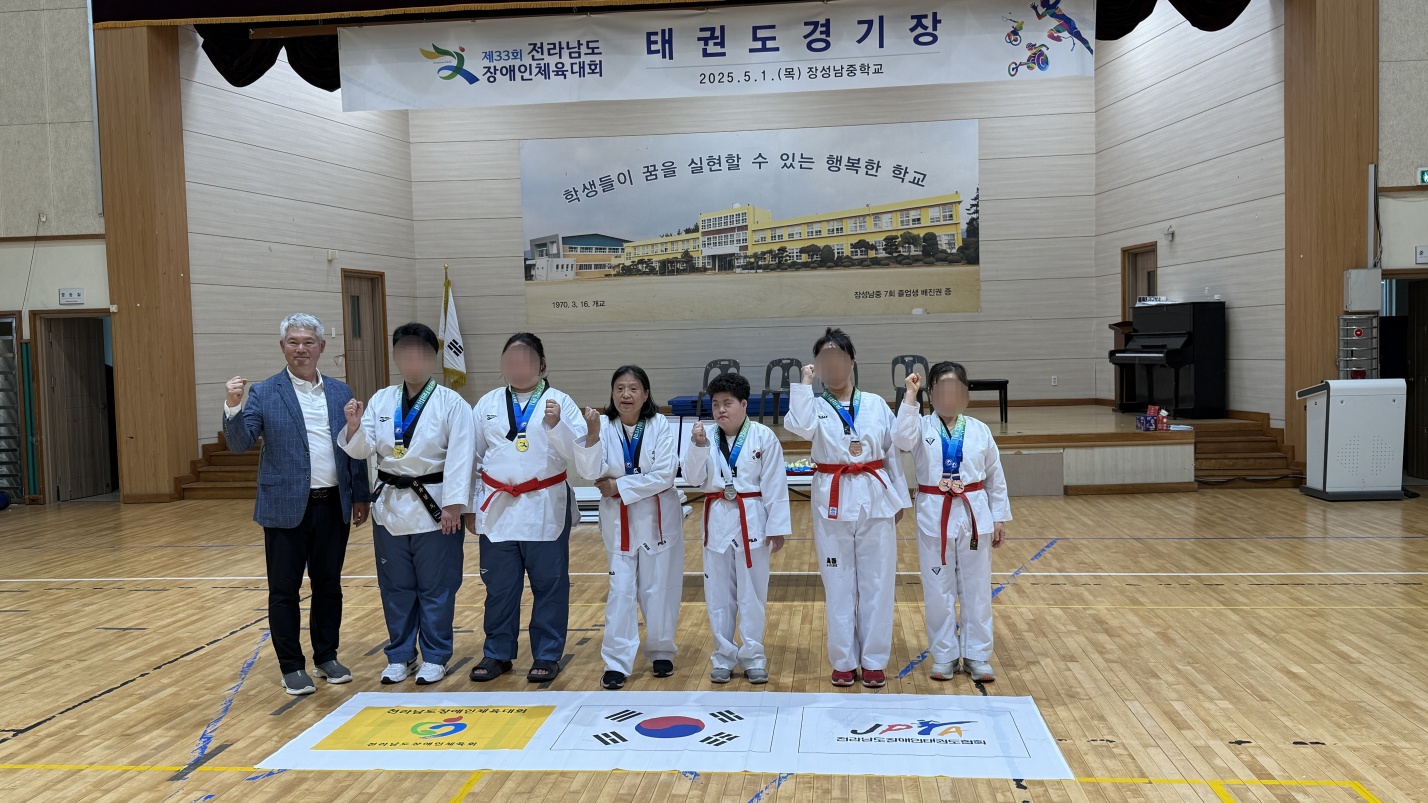 태권도 시상식을 마친 여성 선수들이 함께 찍은 기념사진입니다.