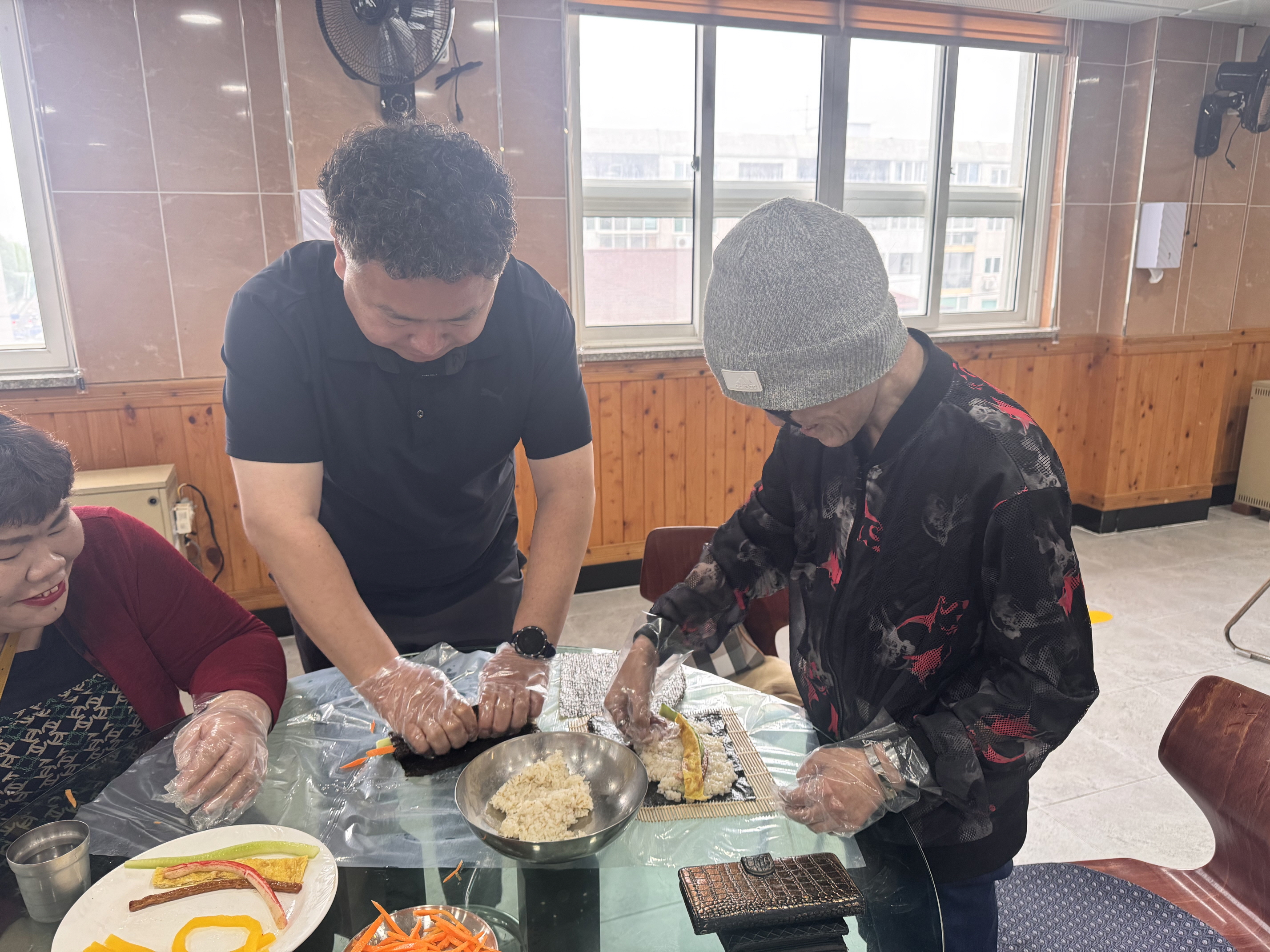 재가장애인분과 담당 사회복지사가 김밥을 싸고 있는 모습입니다.
