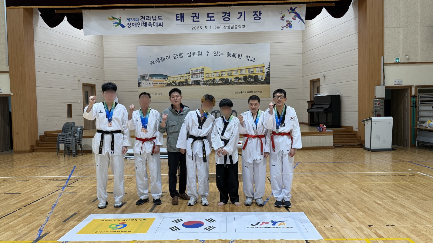 태권도 메달 시상식을 마친 남성 선수들이 함께 찍은 기념사진입니다.