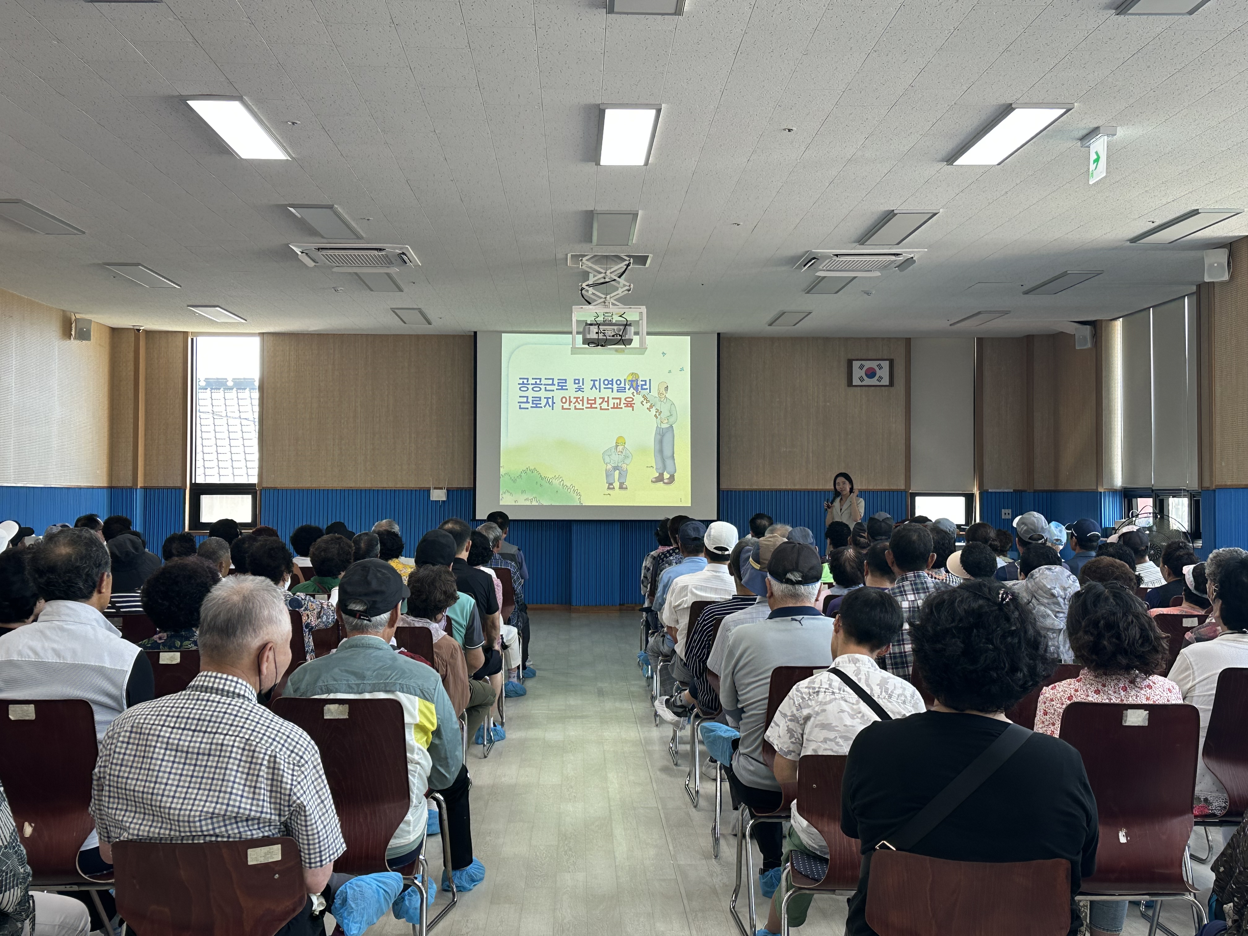 장애인일자리 사업 참여자들이 자리에 착석하여 산업안전보건교육을 진행하는 전문강사님의 강의를 집중해서 듣고 있는 모습입니다. 