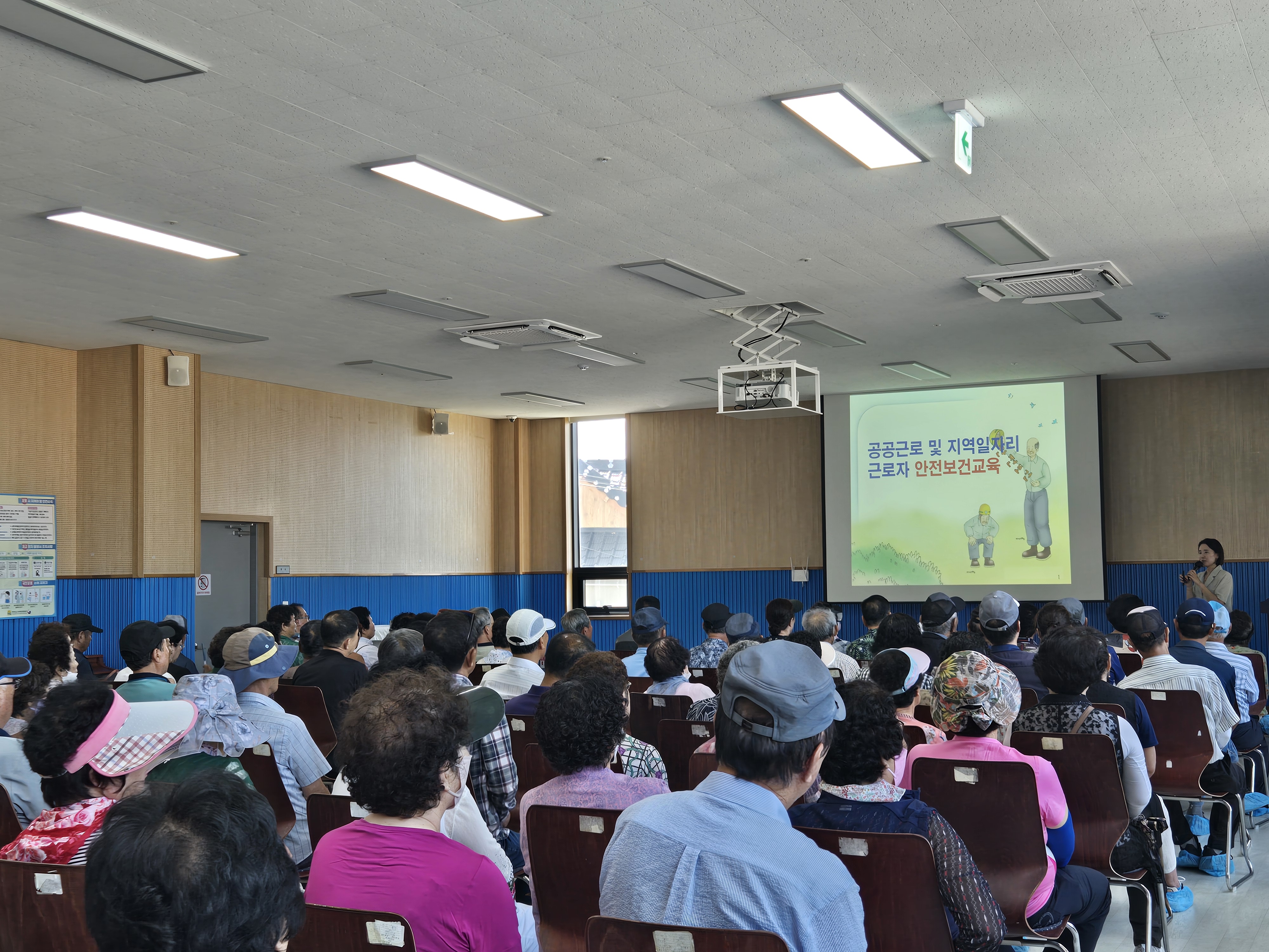 장애인일자리 사업 참여자들이 자리에 착석하여 산업안전보건교육을 진행하는 전문강사님의 강의를 집중해서 듣고 있는 모습입니다. 