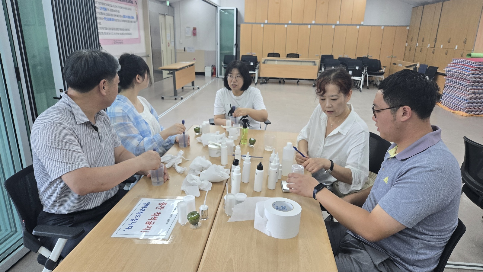 모든 참여자가 집중해서 화장품을 만들고 있는 모습입니다. 