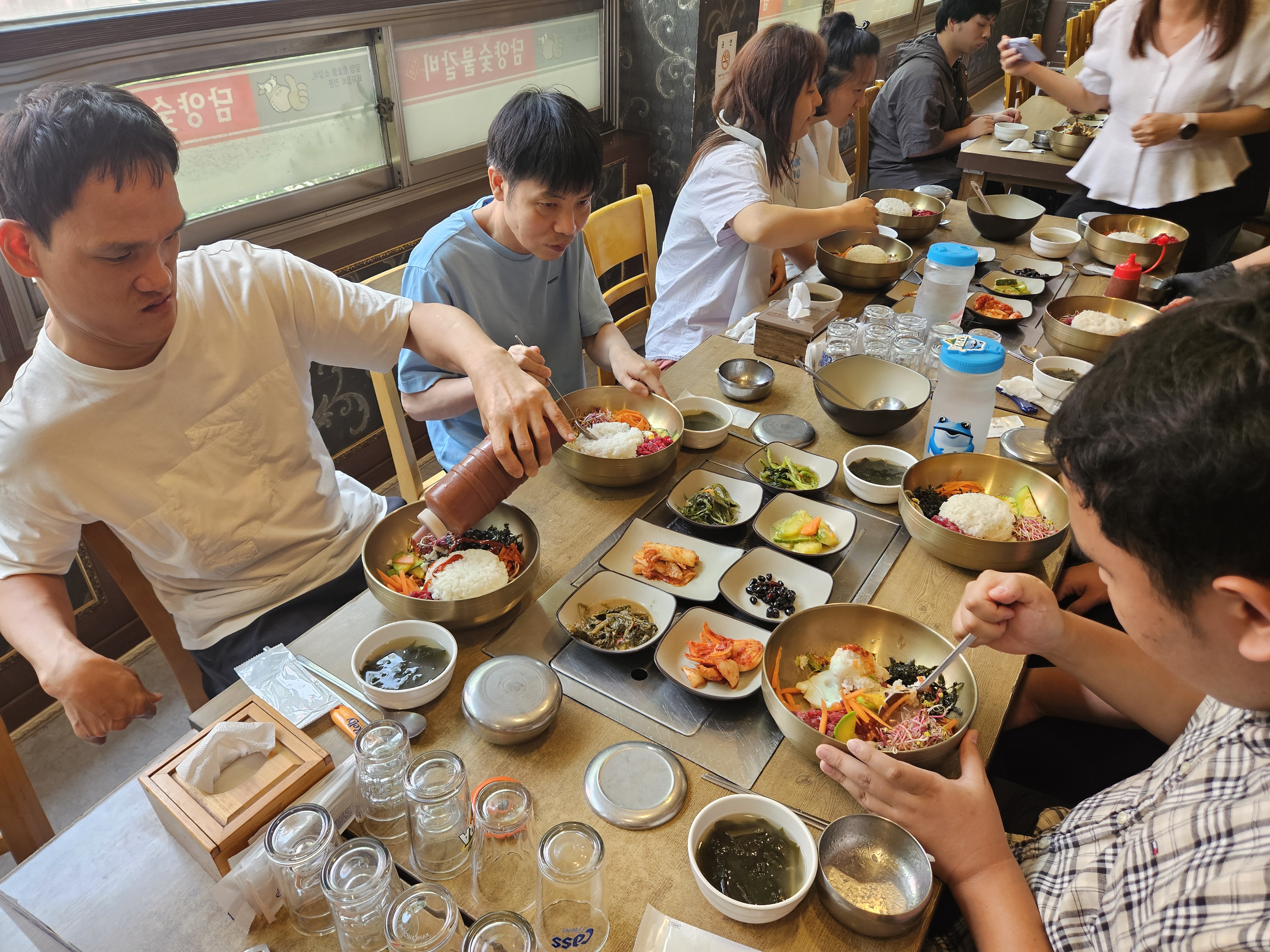 식당에서 비빔밥으로 식사를 하고 있는 이용인들의 모습입니다. 
