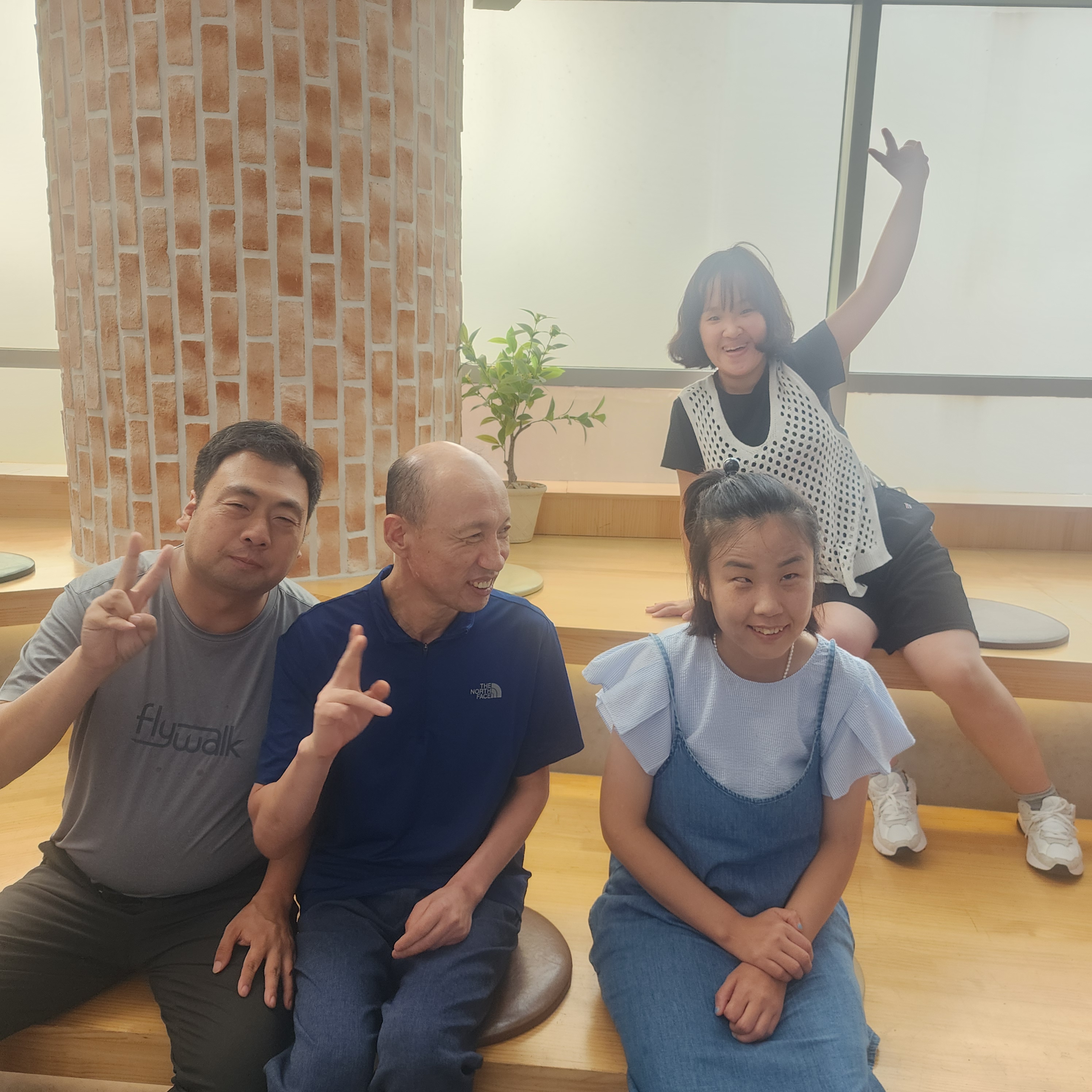 훈련생들이 즐거운 표정을 짓고 있는 사진입니다. 