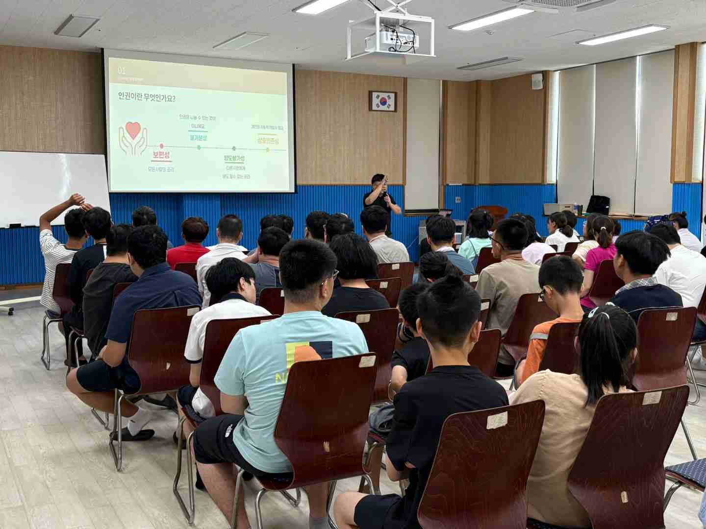 자리에 앉아 강사님의 강의를 집중해서 듣고 있는 이용인들의 모습입니다. 