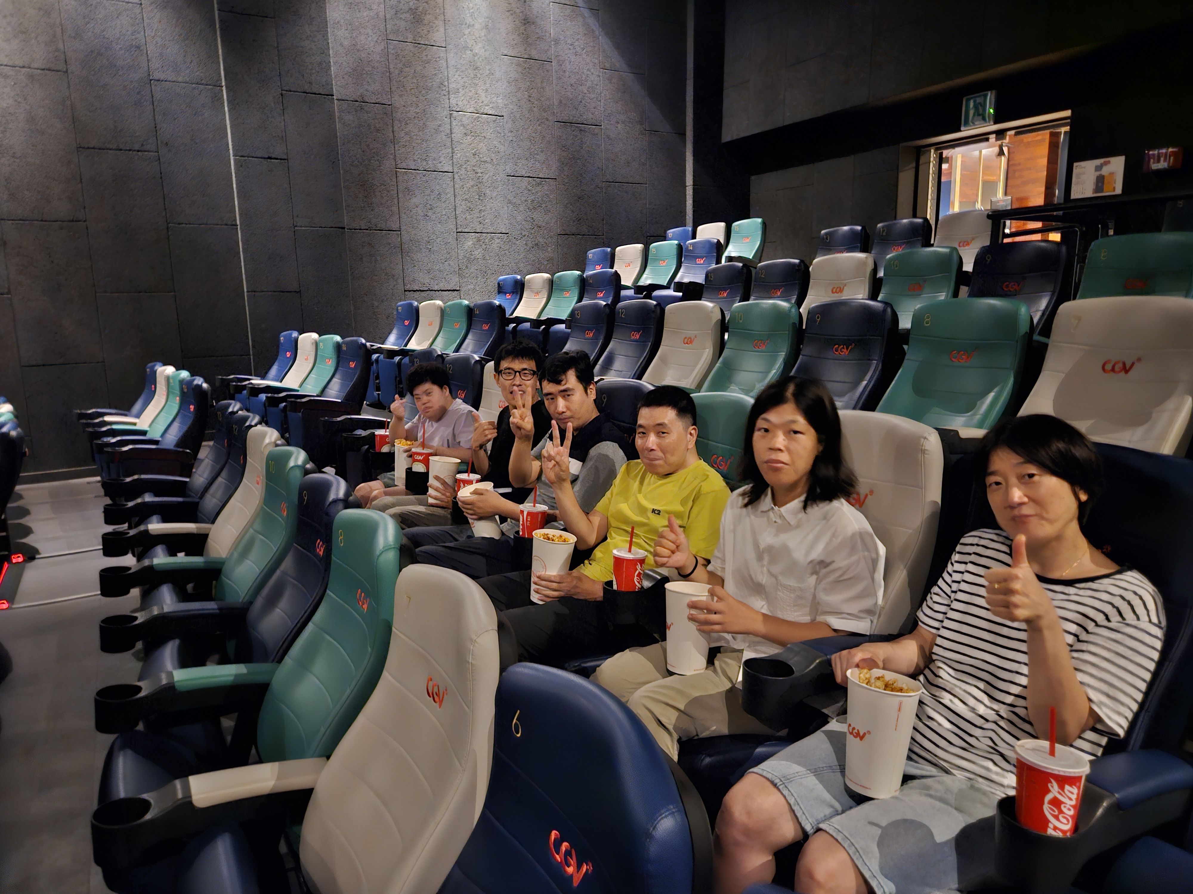 상영관안에서 다함께 찍은 사진입니다. 