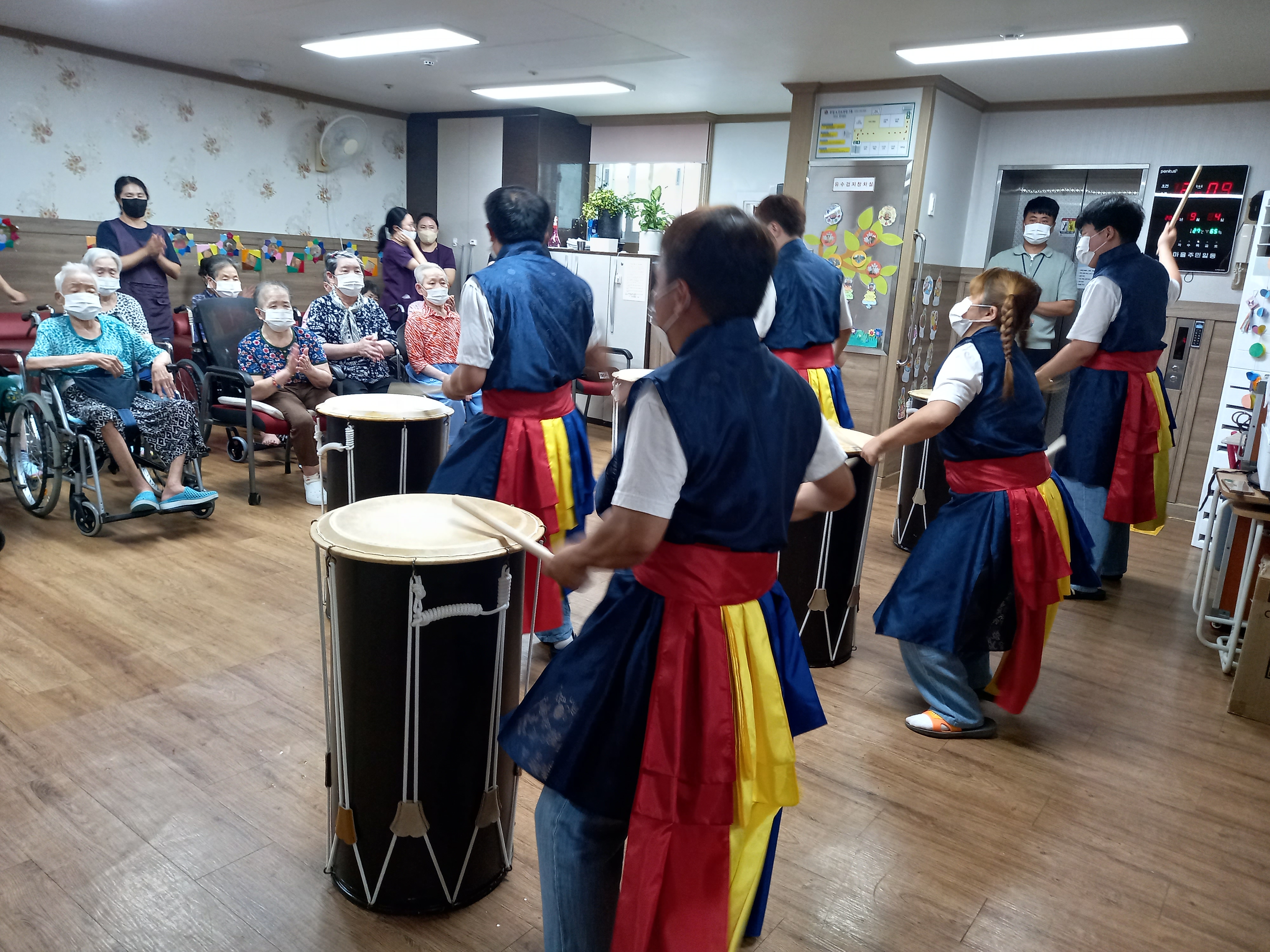 난타공연을 하고 있는 리듬공감팀의 뒷모습 사진입니다.