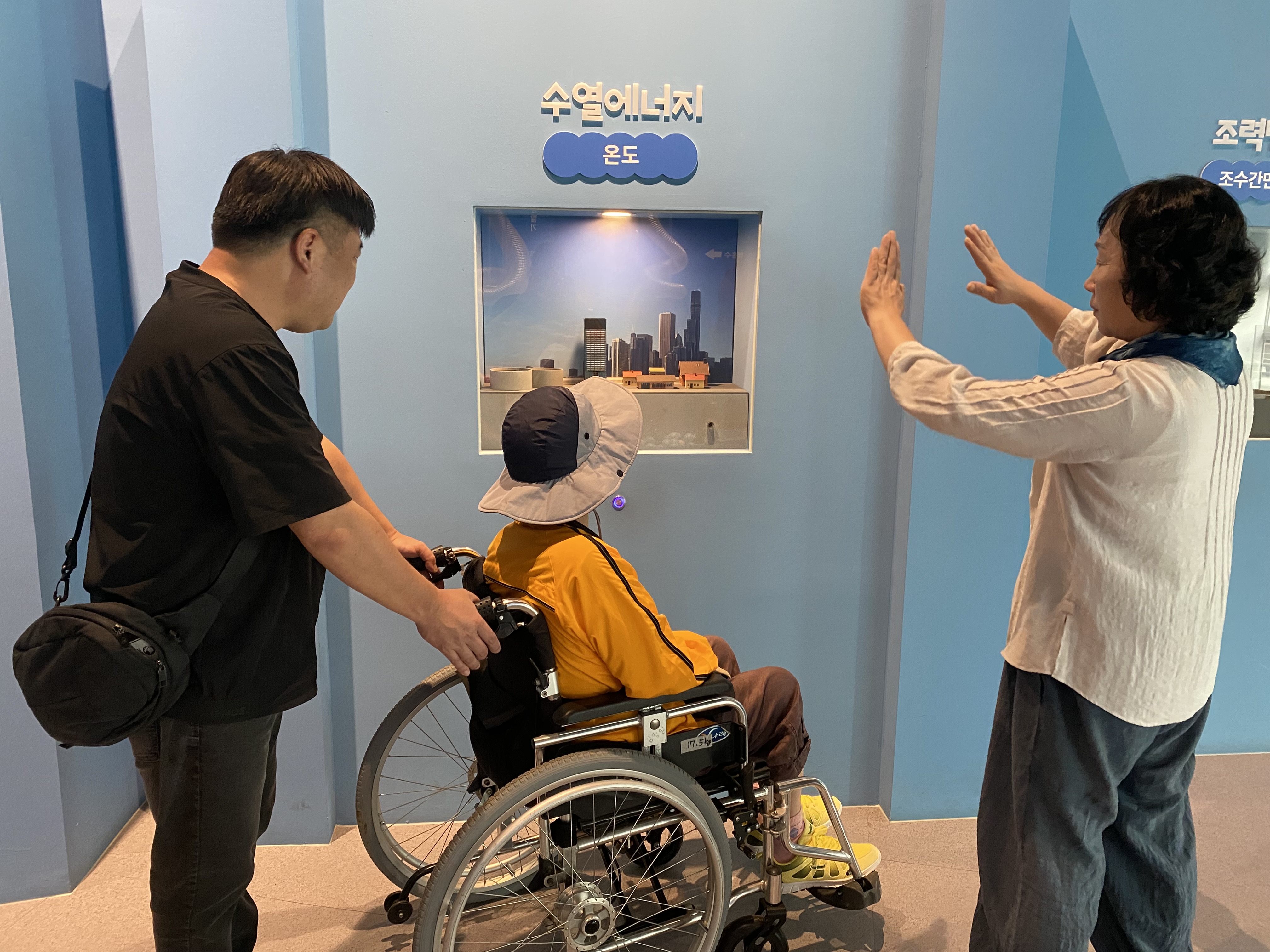 해설사의 설명을 들으며 정남진물박물관을 관람하고 있는 이용인과 담당사회복지사의 모습입니다.