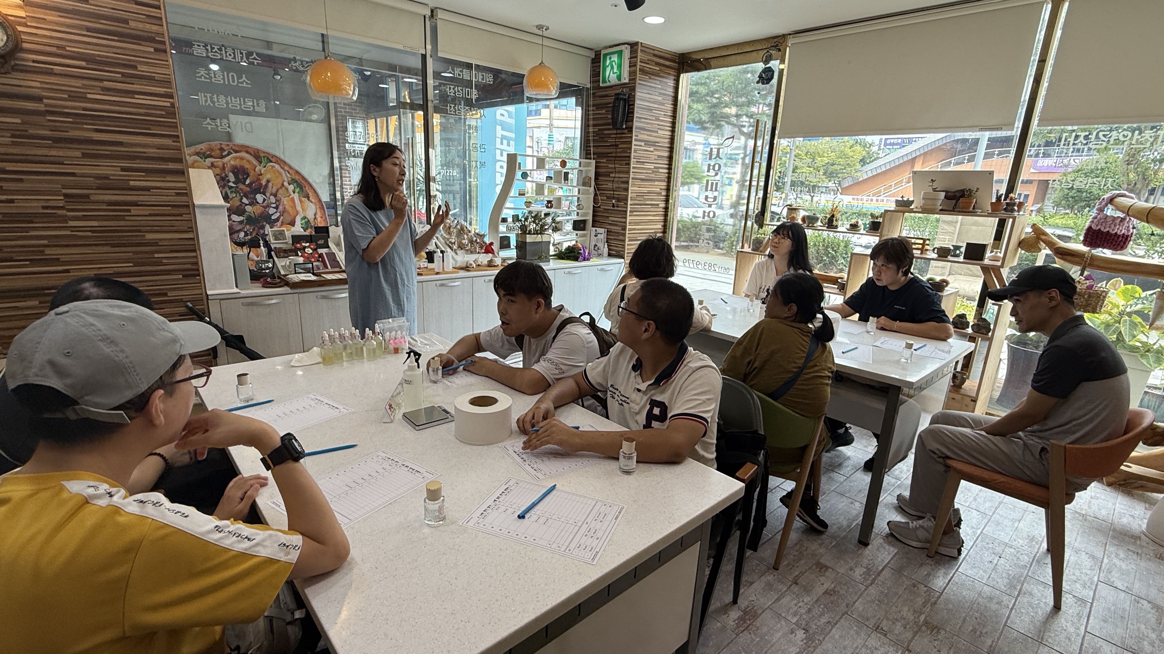 천연화장품만들기를 할 수 있는 공방에서 강사님의 설명을 듣고 있는 이용인들의 사진입니다.