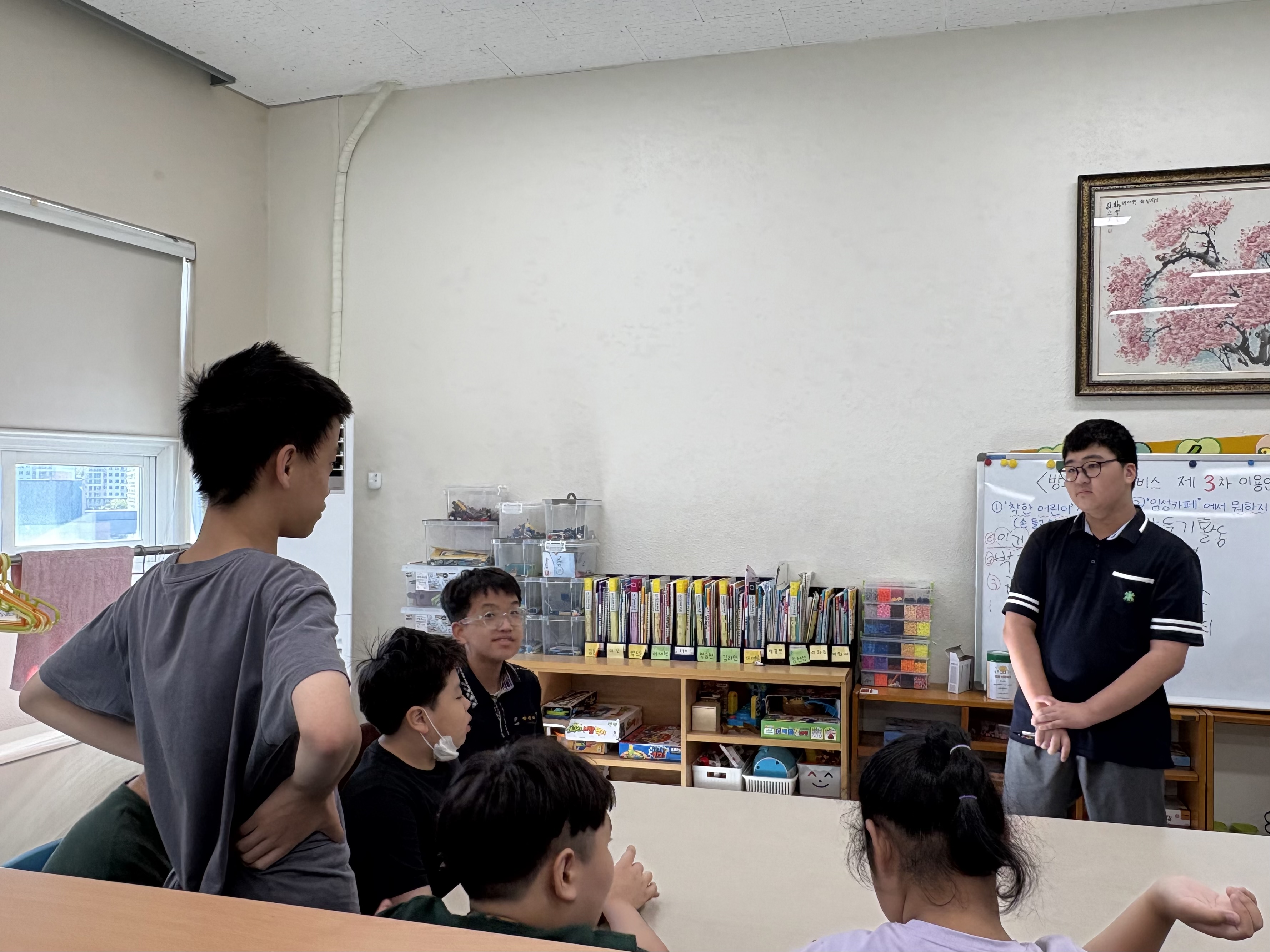 방과후교실 이용인이 자리에서 일어나 발표를 하고 있는 모습입니다.