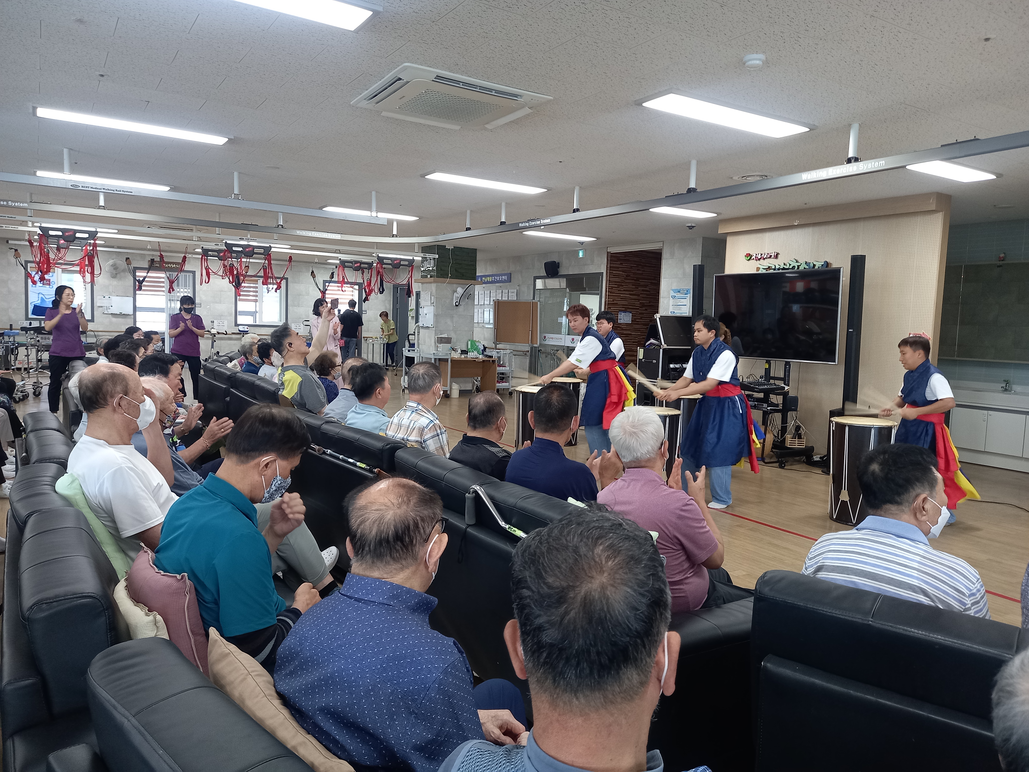 난타공연을 하고 있는 리듬공감팀의 사진입니다.