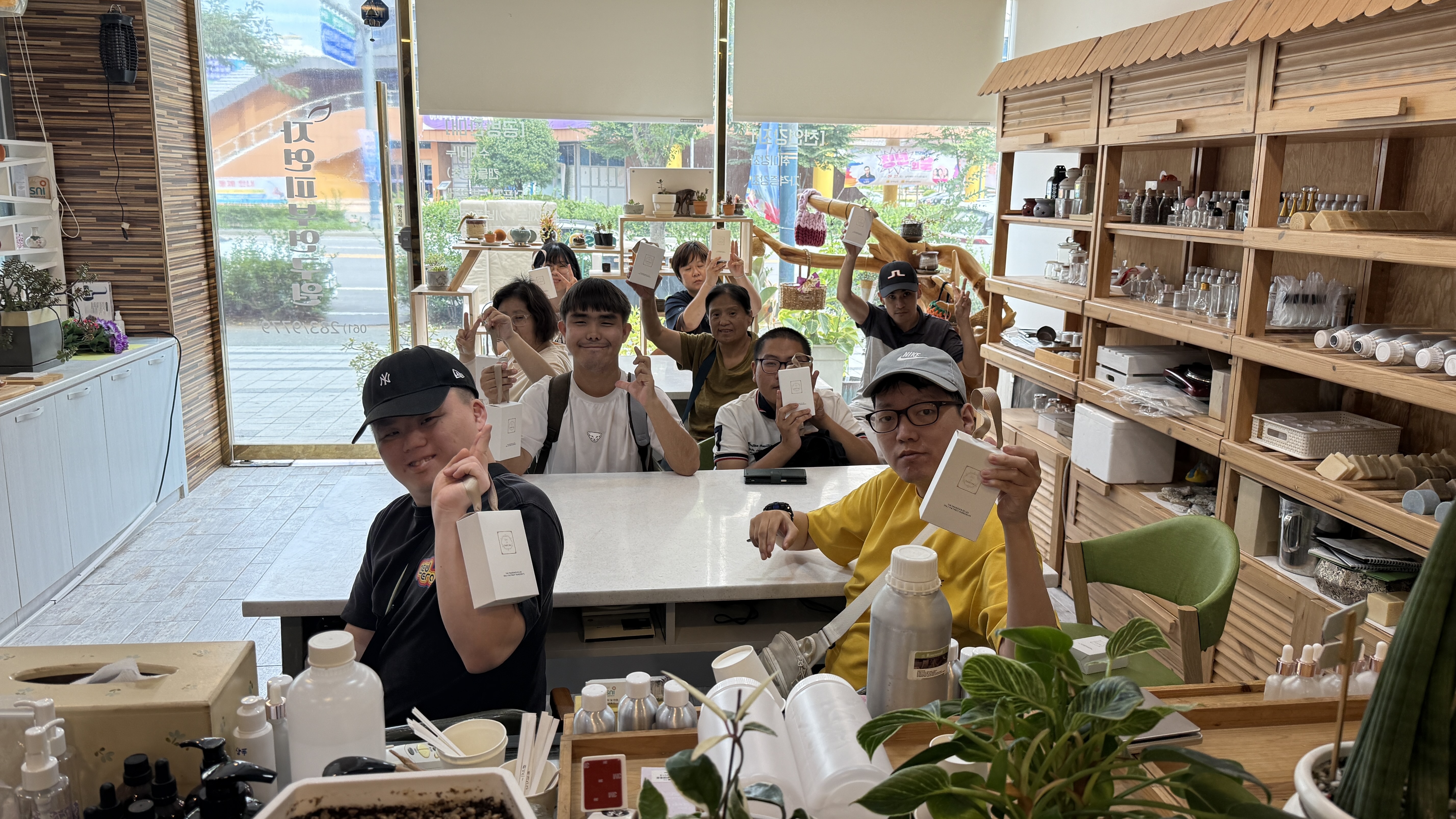 자신들이 만든 천연화장품을 들고 다함께 찍은 단체사진입니다.