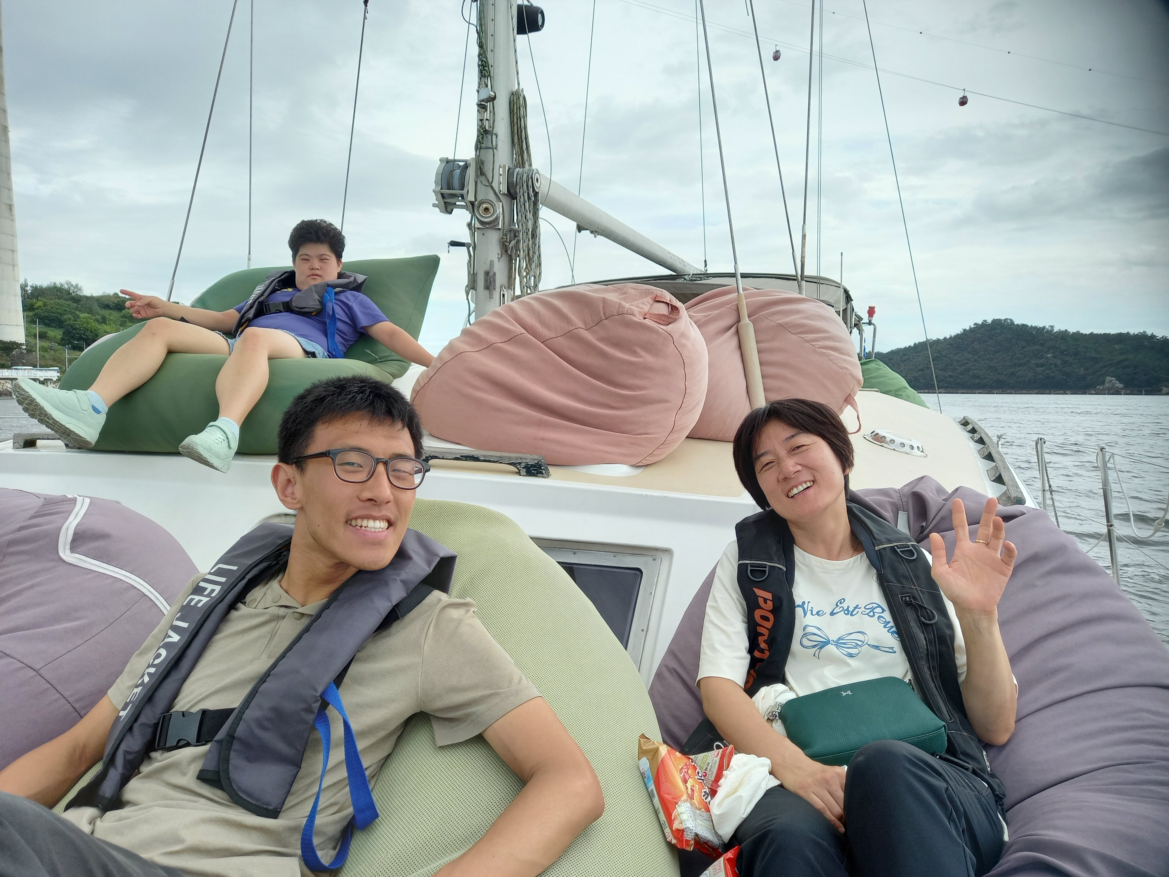 요트에 있는 빈팩에 누워 즐거운 표정을 하고 있는 이용인들의 사진입니다.