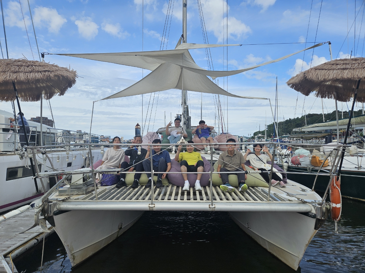 요트위에서 다함께 찍은 단체사진입니다.