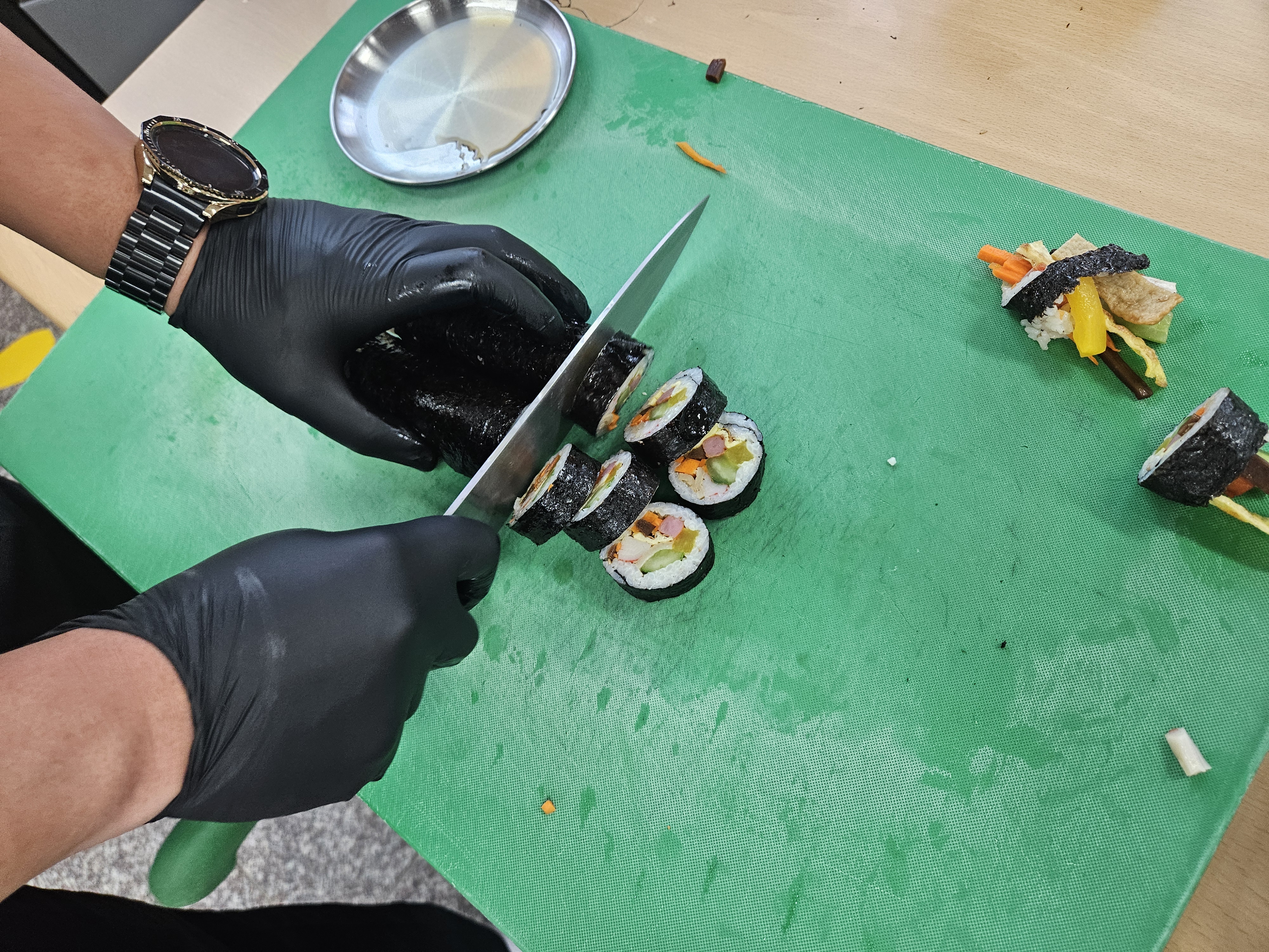 김밥을 자르고 있는 사진입니다.