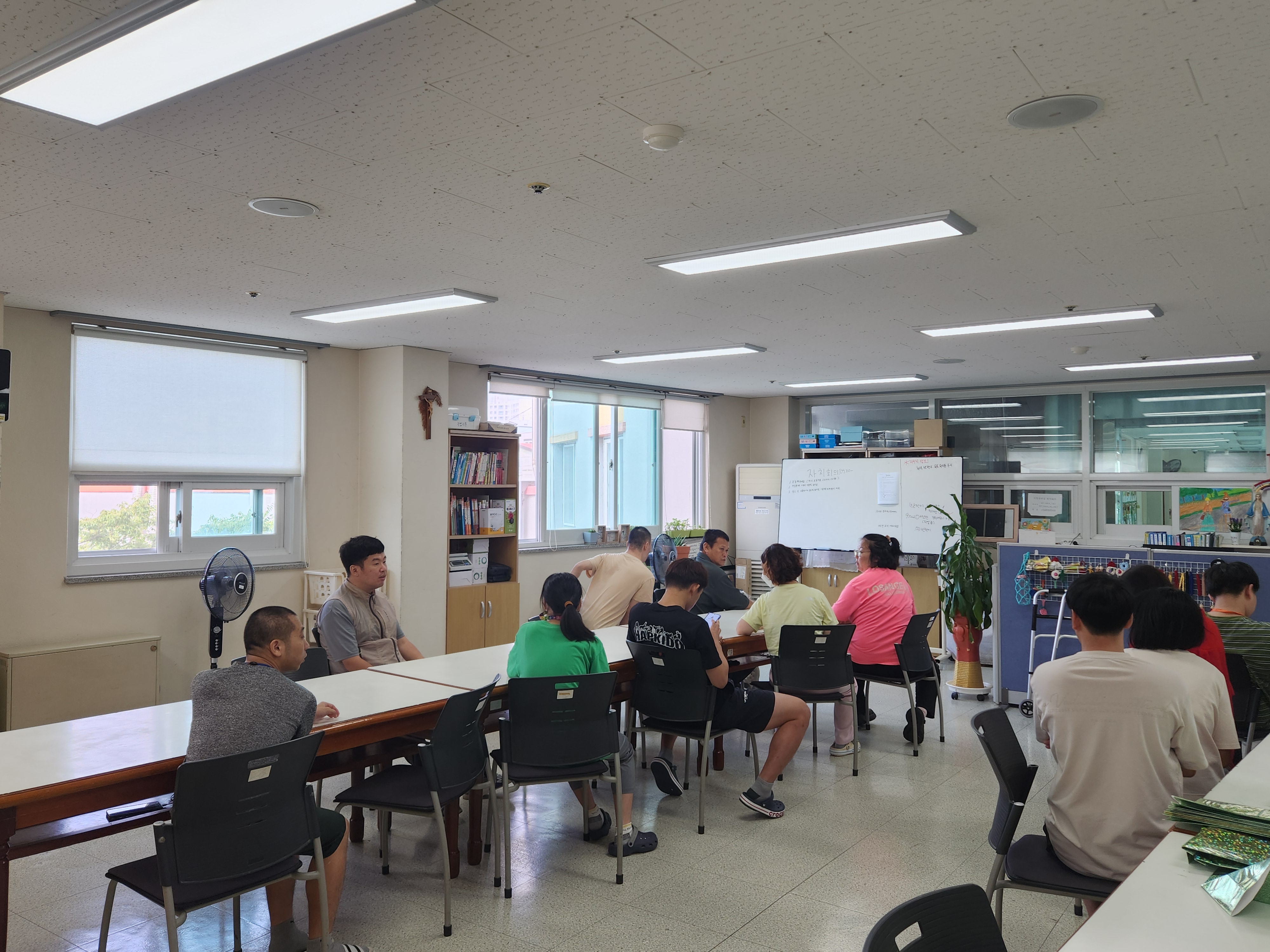 성인1팀의 이용인 자치회의 진행 모습입니다.