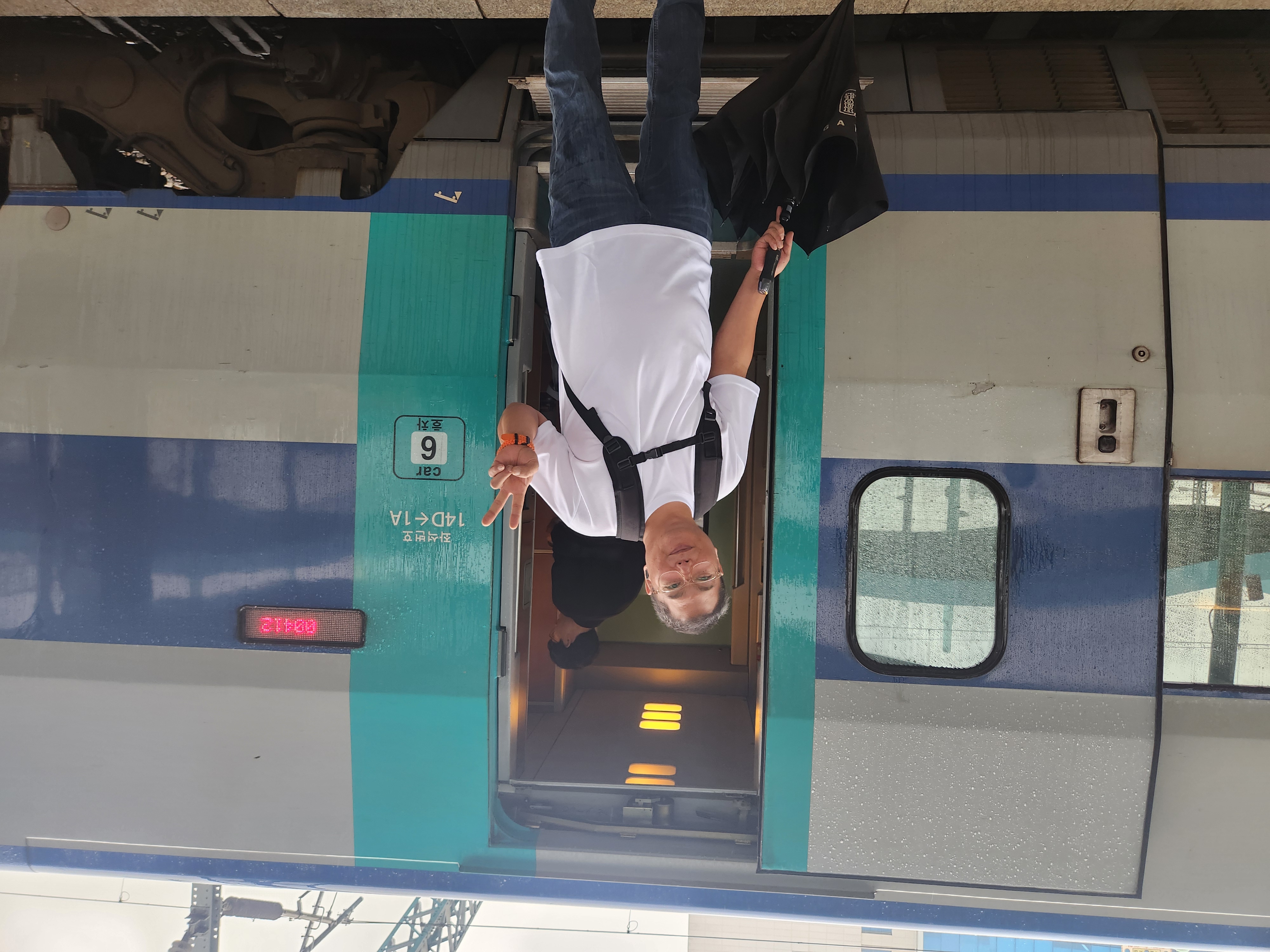 KTX기차 앞에서 찍은 이용인의 기념사진입니다.