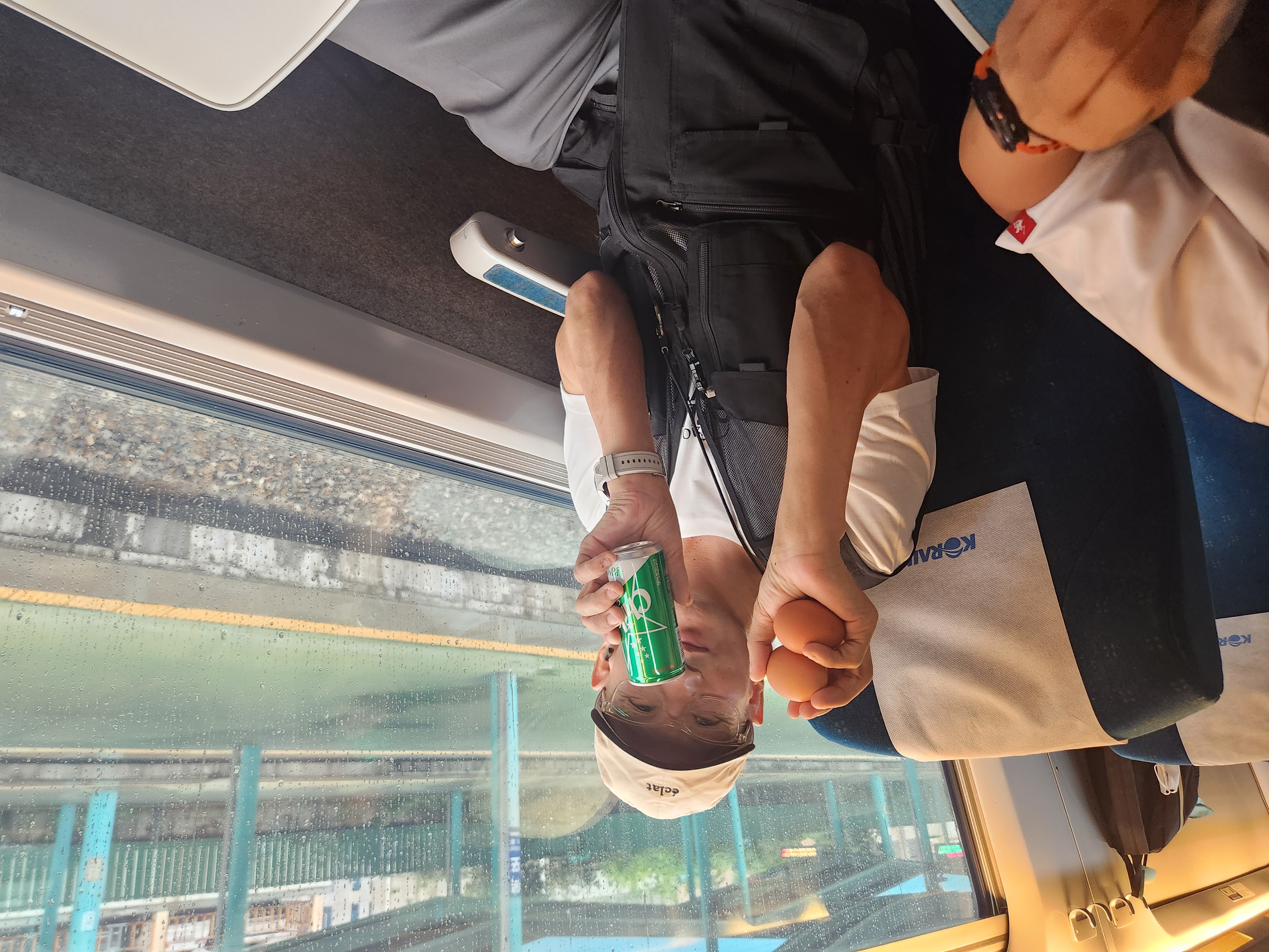 간식으로 받은 사이다와 삶은 달걀을 들고 찍은 참여자의 사진입니다.