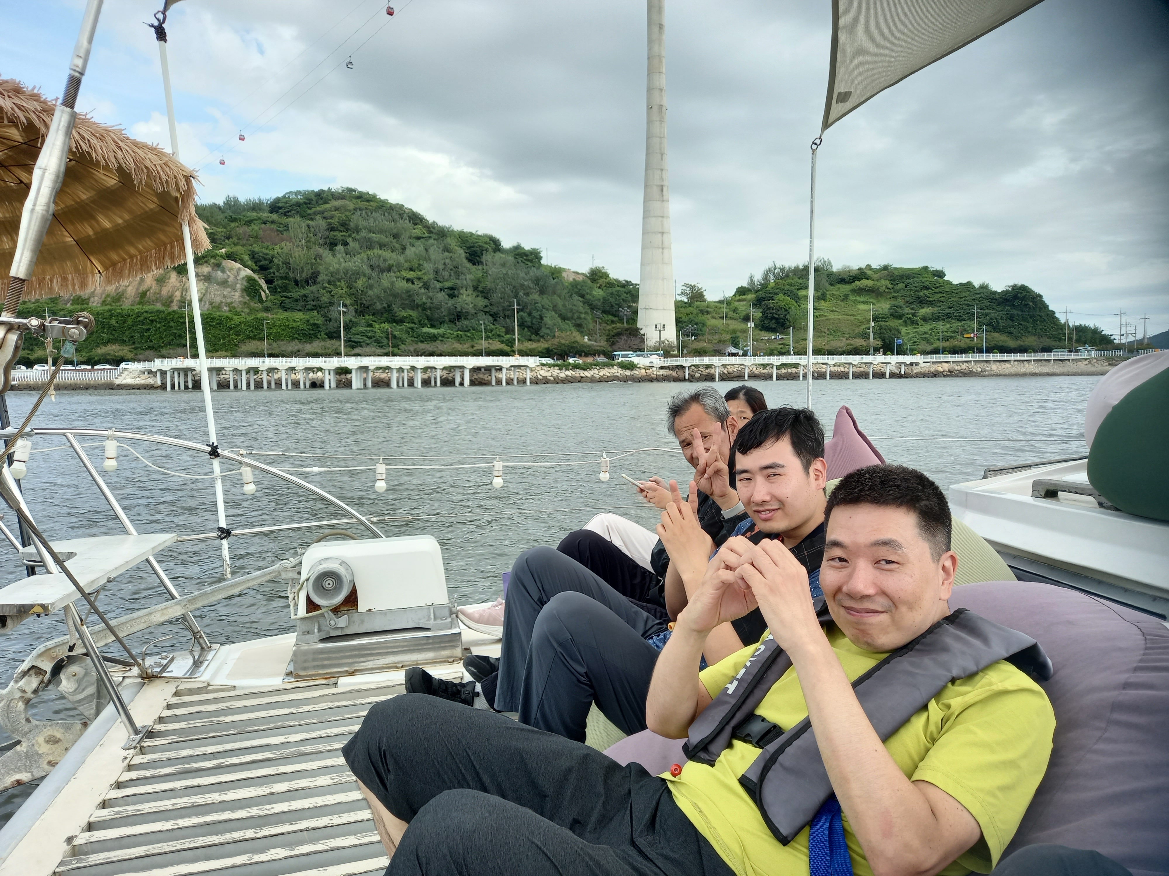요트를 탑승한 이용인들끼리 찍은 사진입니다.