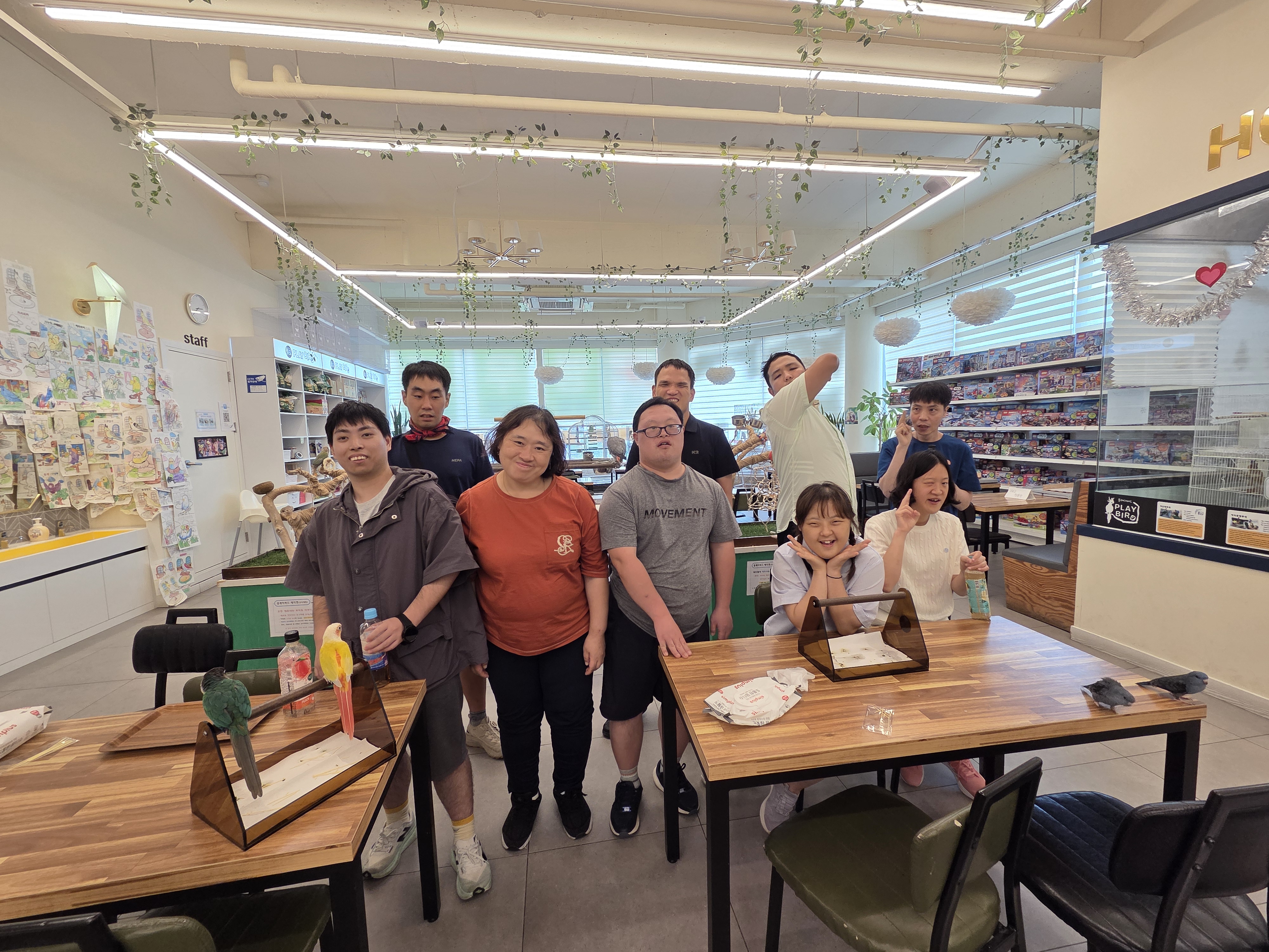 앵무새카페에서 조원들이 단체로 찍은 단체사진입니다.