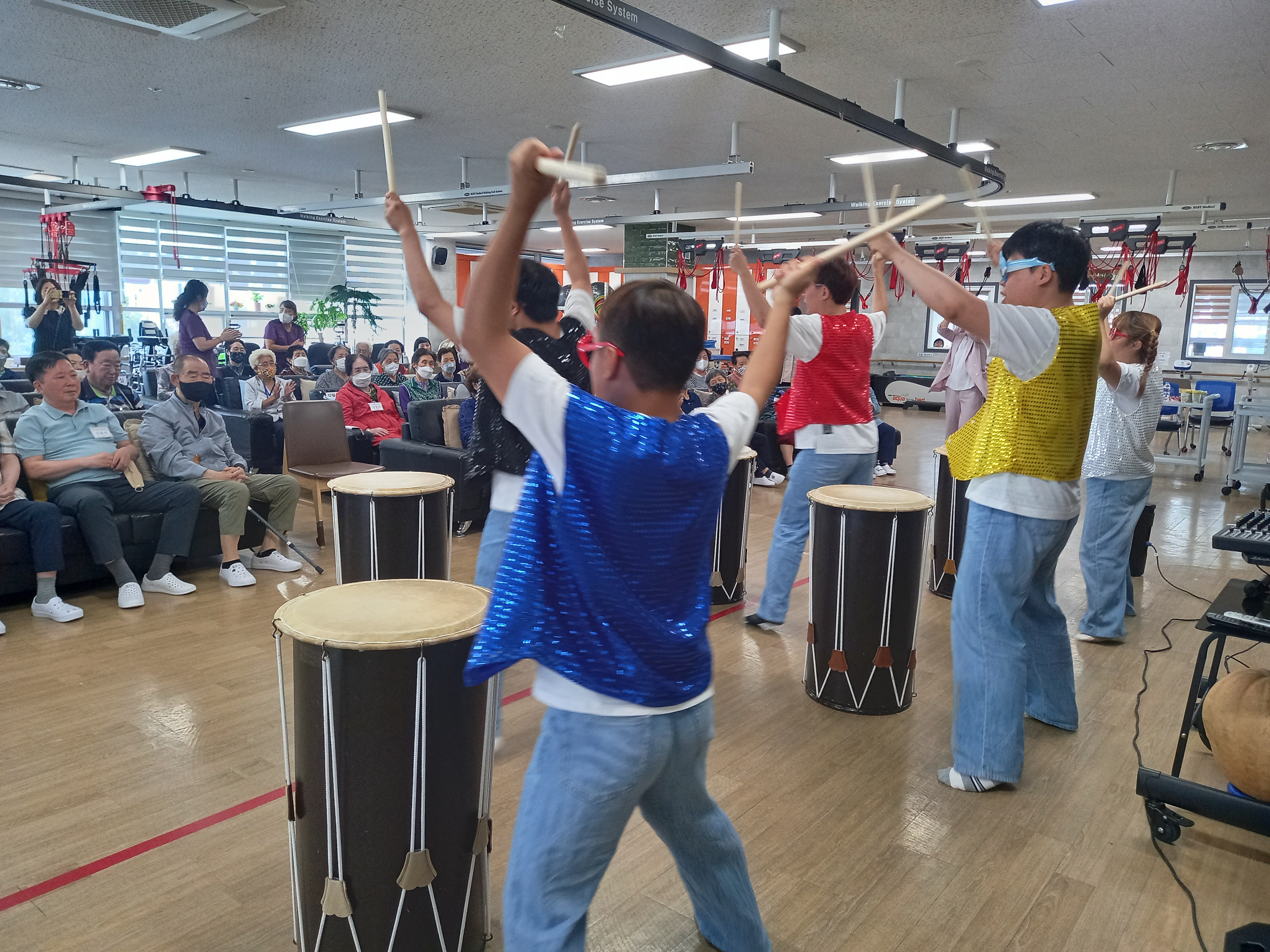 반짝이 의상으로 갈아입은 뒤, 난타공연을 하고 있는 리듬공감팀의 뒷모습 사진입니다.