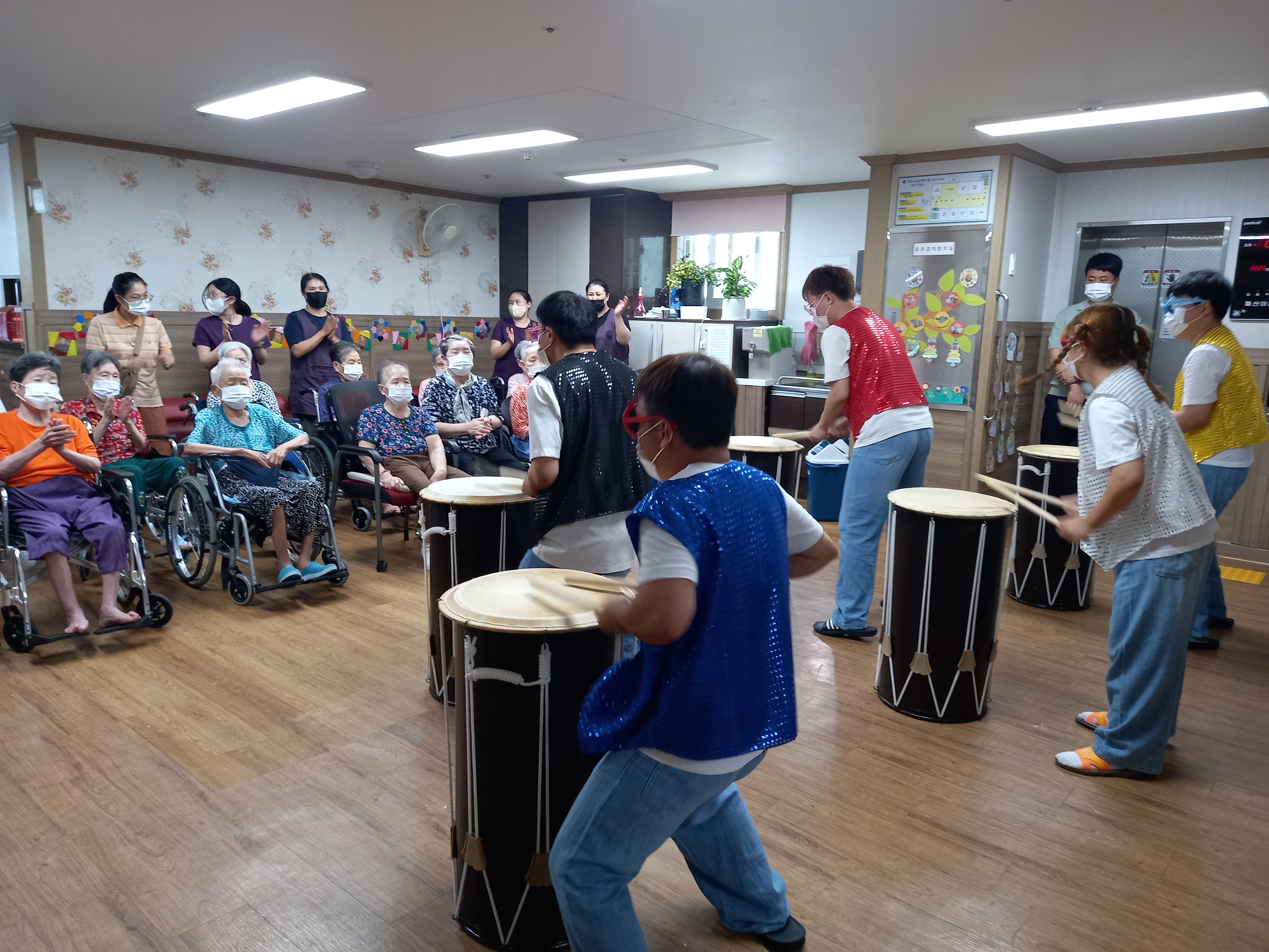 반짝이 의상으로 갈아입은 뒤, 난타공연을 하고 있는 리듬공감팀의 뒷모습 사진입니다.