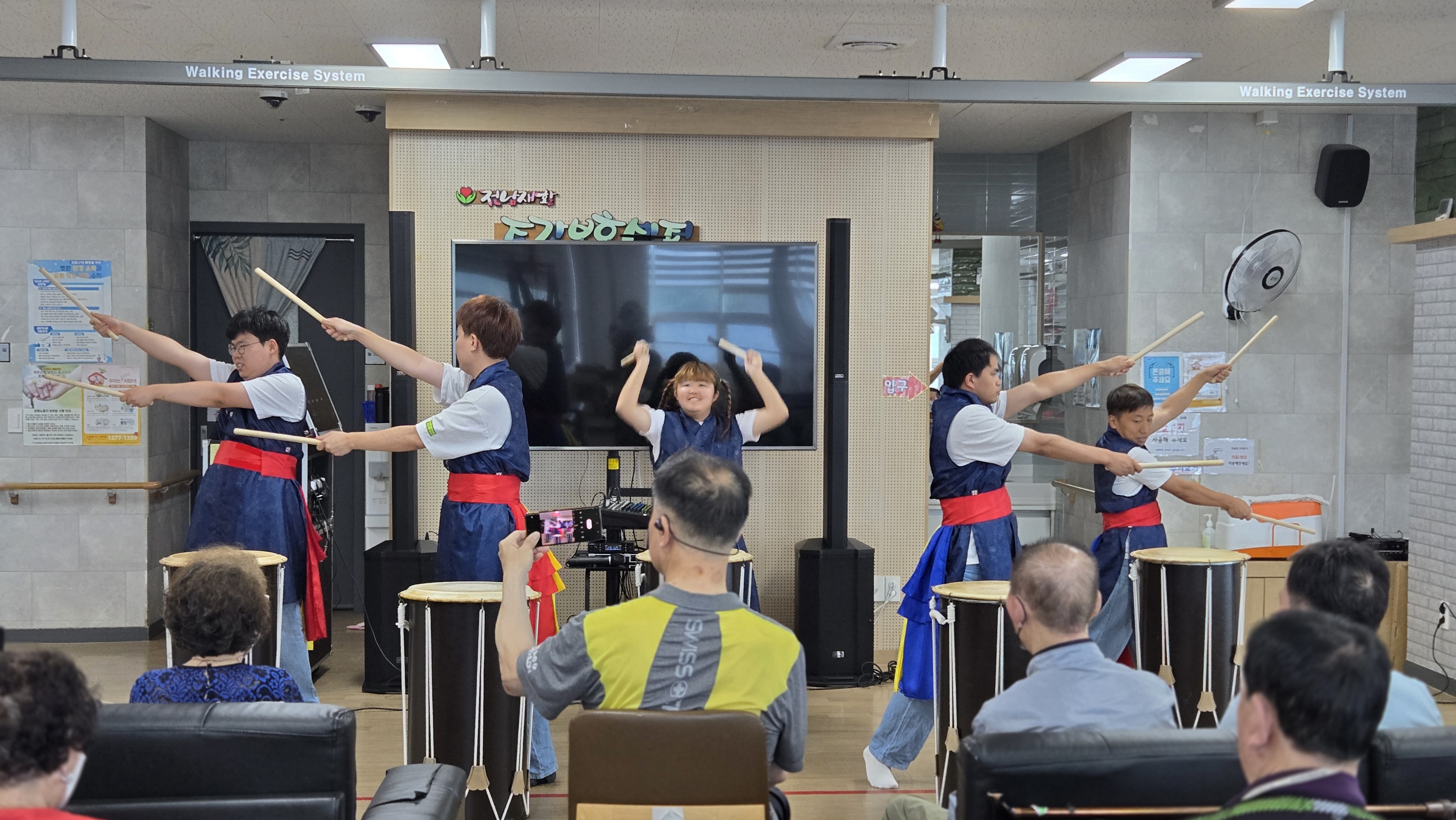 난타공연을 하고 있는 리듬공감팀의 사진입니다.