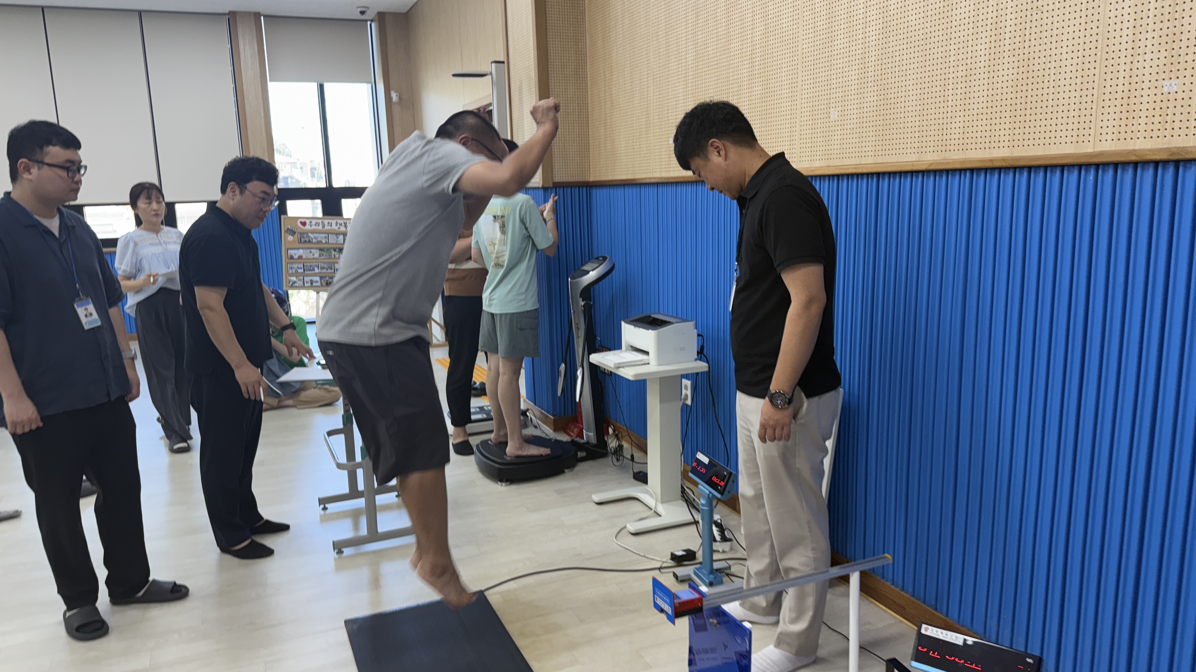 제자리 높이뛰기를 진행하고 있는 이용인의 모습입니다. 