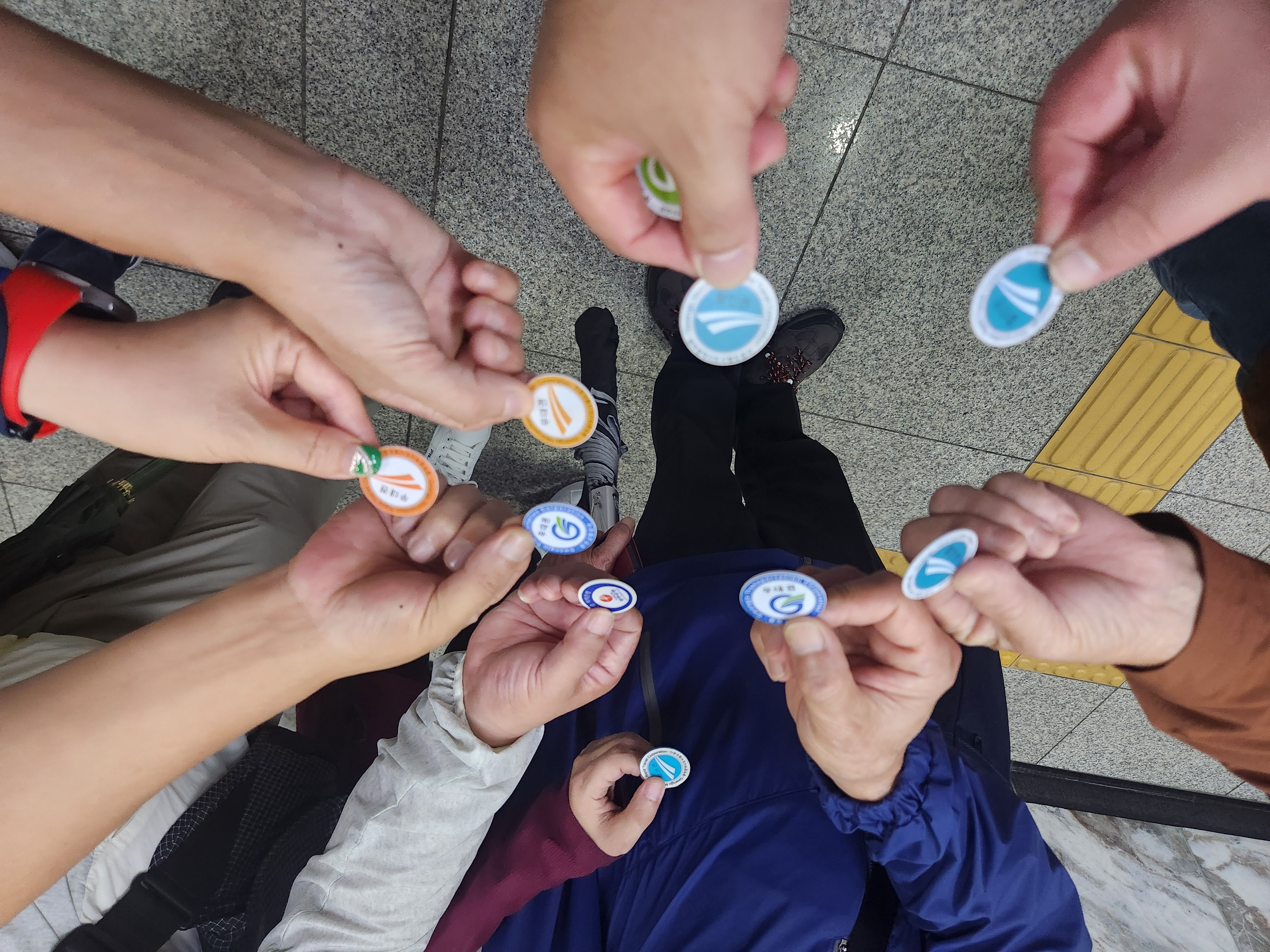 참여자들이 구입한 지하철탑승표를 손에 들고 함께 찍은 사진입니다.